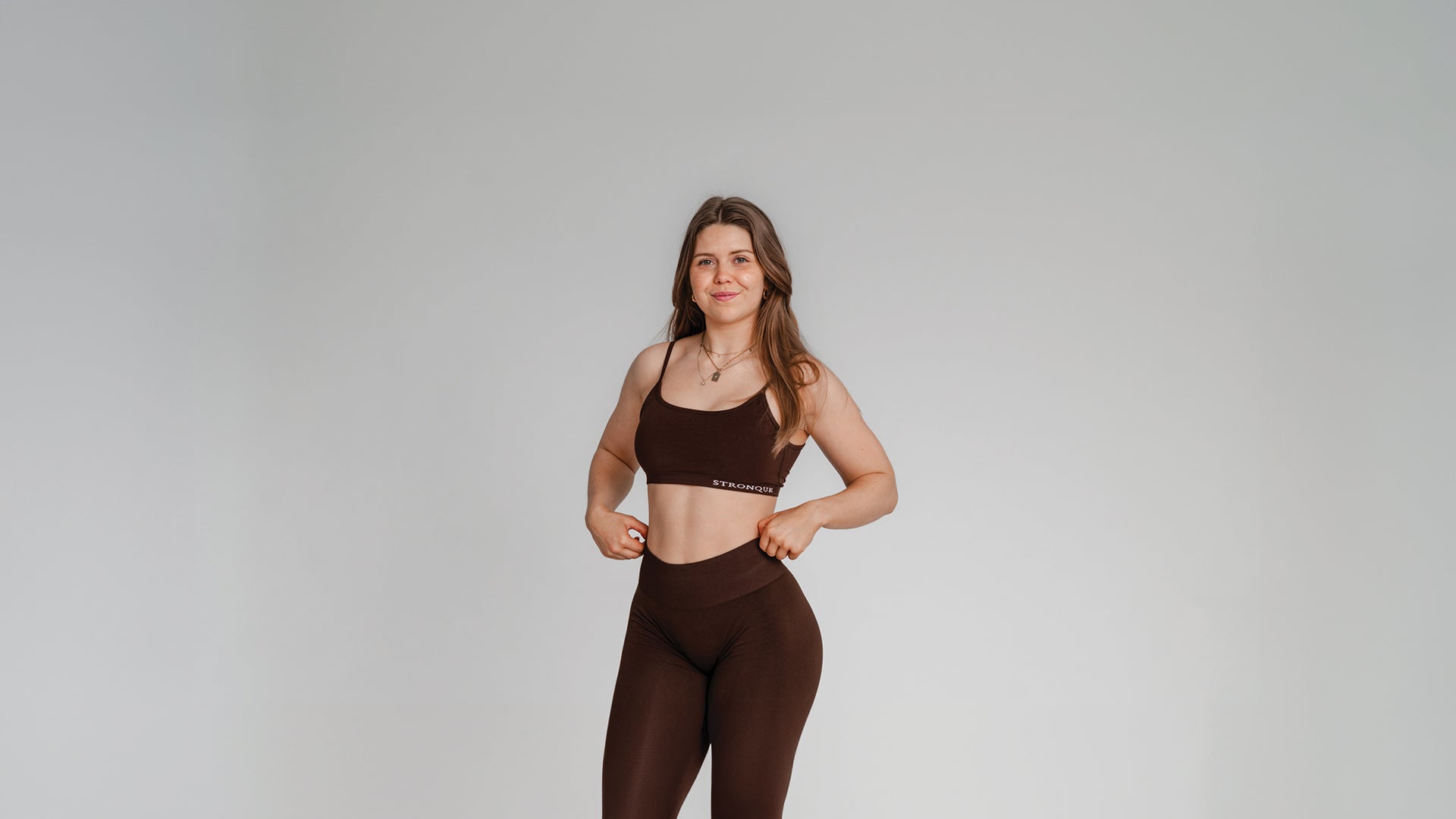 Stronque – Træningstøj skabt til stærke kvinder. Vores mission er klar: At omfavne alle stærke kvinder, der går op i kvalitet, bevægelsesfrihed og stil, når de træner – uanset om det er styrketræning, Hyrox eller løb. Træningstøj uden kompromis
Vi har designet de perfekte tights med en diskret scrunch, der løfter og fremhæver dine former, samtidig med at de giver optimal støtte. Vores kollektion vokser, og du kan snart finde:
Shorts med perfekt pasform
Long sleeve full zip til alsidig brug
Oversized T-shirt