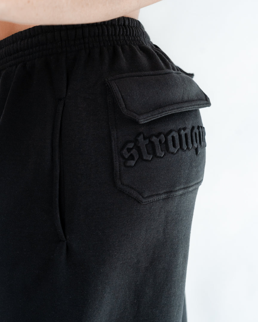 Vores Wide Leg Sweatpants kombinerer afslappet komfort med moderne design. Med et oversized fit falder bukserne flot og giver et casual look. Bukserne har baglommer med et subtilt embossed logo, der tilføjer et eksklusivt touch. Bukserne har snøre i taljen for en justerbar pasform – og snørerne i anklerne giver dig mulighed for at style dem, som du vil: lad dem hænge løst for det klassiske wide leg-look, eller snør dem ind for et mere tapered udtryk.