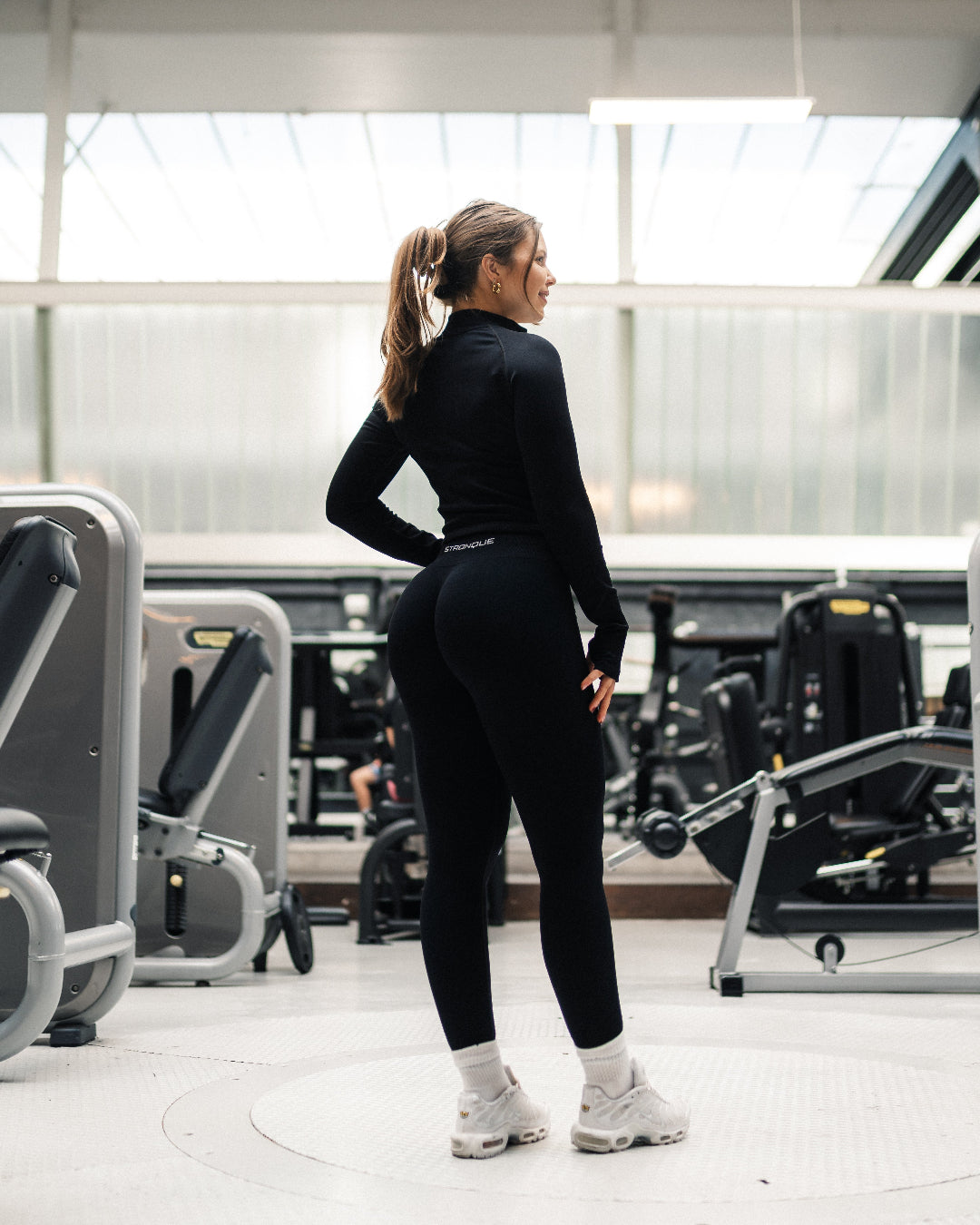 Ascend Tights var vores første lancering i 2023, og siden da er de blevet en favorit i mange danskeres klædeskabe – designet til at følge dig, uanset om du styrketræner, løber, dyrker Hyrox eller pilates. Vores Ascend Tights kombinerer komfort og funktionalitet med et flatterende design.
Den usynlige scrunch sørger for at løfte og fremhæve dine former, mens den middelhøje talje giver let kompression og bevægelsesfrihed.