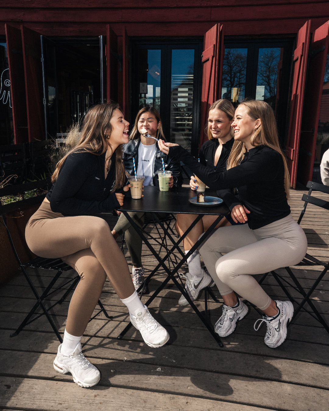 Uanset om du styrketræner, løber, dyrker Hyrox eller pilates, er disse træningstights designet til at følge dine bevægelser.
Komfort, funktionalitet og flatterende pasform
Usynlig scrunch-effekt løfter og fremhæver dine former.
Middelhøj talje giver let kompression og maksimal bevægelsesfrihed.
Åndbart og fleksibelt stof sikrer en tætsiddende, men behagelig pasform.
Gør din træning endnu bedre med Ascend Tights – skabt til performance og stil. Bliv en del af fællesskabet i dag!