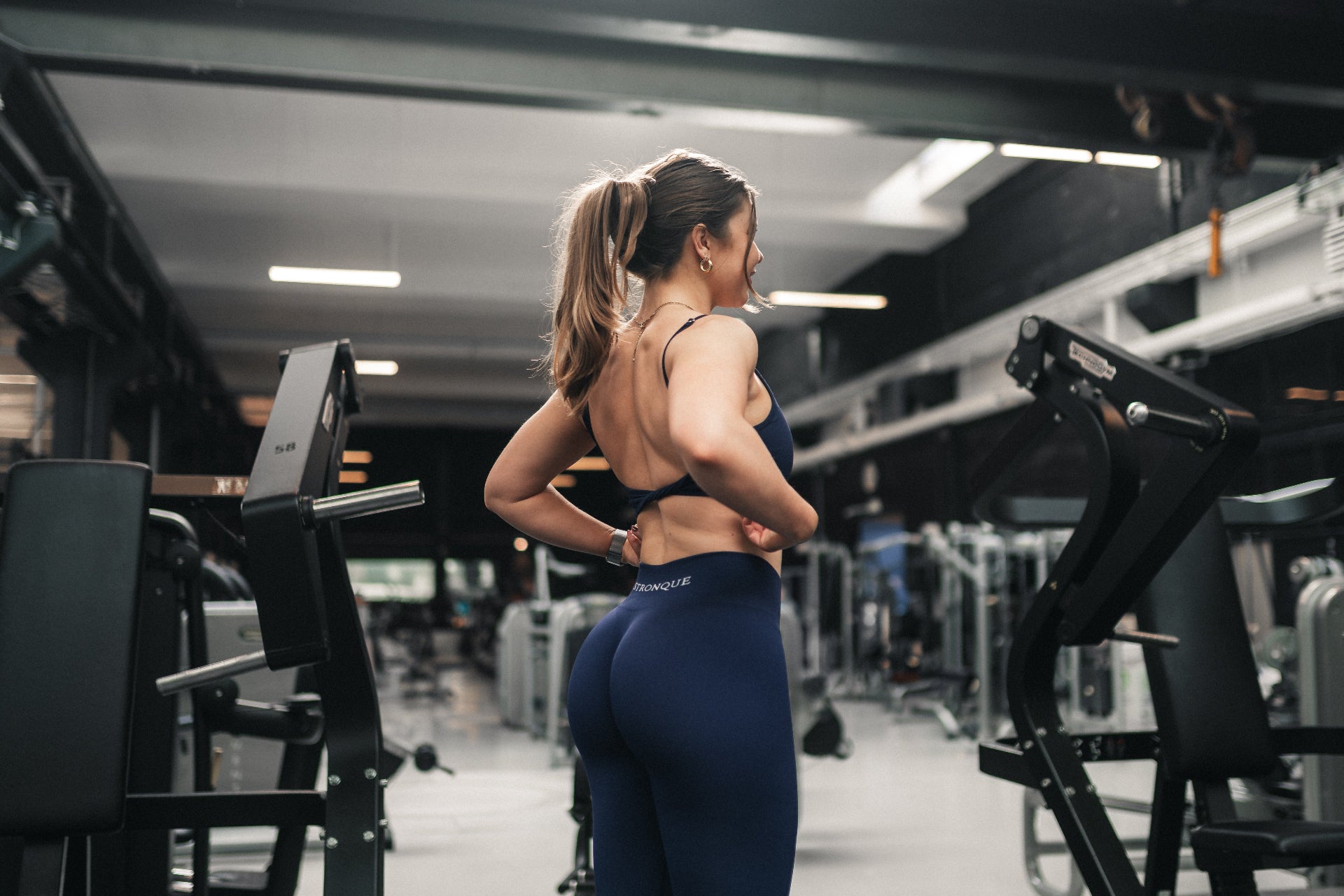 Stronque – Træningstøj skabt til stærke kvinder. Vores mission er klar: At omfavne alle stærke kvinder, der går op i kvalitet, bevægelsesfrihed og stil, når de træner – uanset om det er styrketræning, Hyrox eller løb. Træningstøj uden kompromis
Vi har designet de perfekte tights med en diskret scrunch, der løfter og fremhæver dine former, samtidig med at de giver optimal støtte. Vores kollektion vokser, og du kan snart finde:
Shorts med perfekt pasform
Long sleeve full zip til alsidig brug
Oversized T-shirt