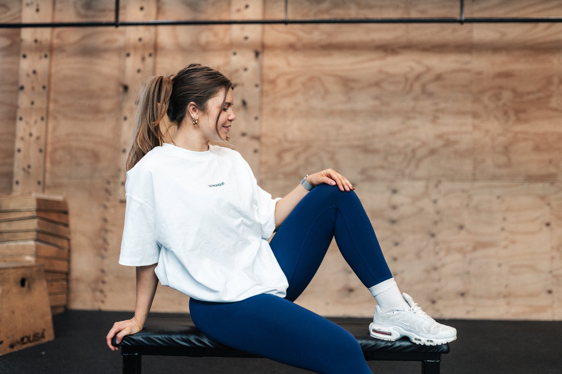 Det ultimative pumpcover – komfort og stil i én T-shirt
Alle elsker et godt pumpcover, og vi har udviklet det, vi mener, er det bedste på markedet.
Let, åndbar og perfekt pasform
Blødt og strækbart materiale sikrer maksimal komfort.
Letvægtsdesign med et "heavy" look giver en flatterende pasform.
Unisex pasform – designet til at klæde alle.
Uanset om du er til styrketræning eller en afslappet hverdagsstil, er denne pumpcover T-shirt skabt til at følge dine bevægelser.