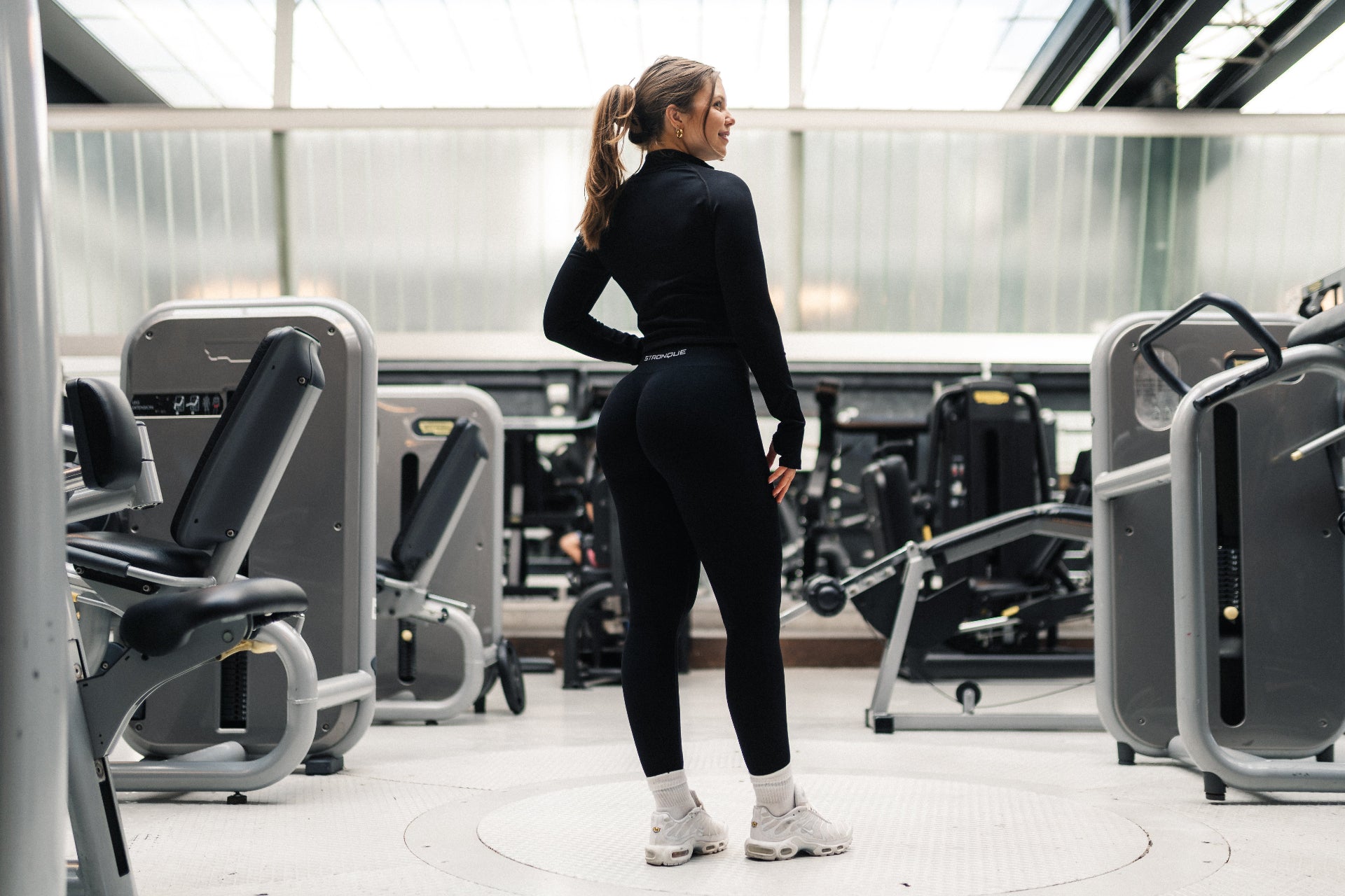 Ascend Tights – Perfekt pasform til træning og hverdag
Ascend Tights blev lanceret i 2023 og er hurtigt blevet en favorit blandt danskere, der elsker aktiv livsstil. Uanset om du styrketræner, løber, dyrker Hyrox eller pilates, er disse træningstights designet til at følge dine bevægelser.
Komfort, funktionalitet og flatterende pasform
Usynlig scrunch-effekt løfter og fremhæver dine former.
Middelhøj talje giver let kompression og maksimal bevægelsesfrihed.
Åndbart og fleksibelt stof sikrer en tætsiddend