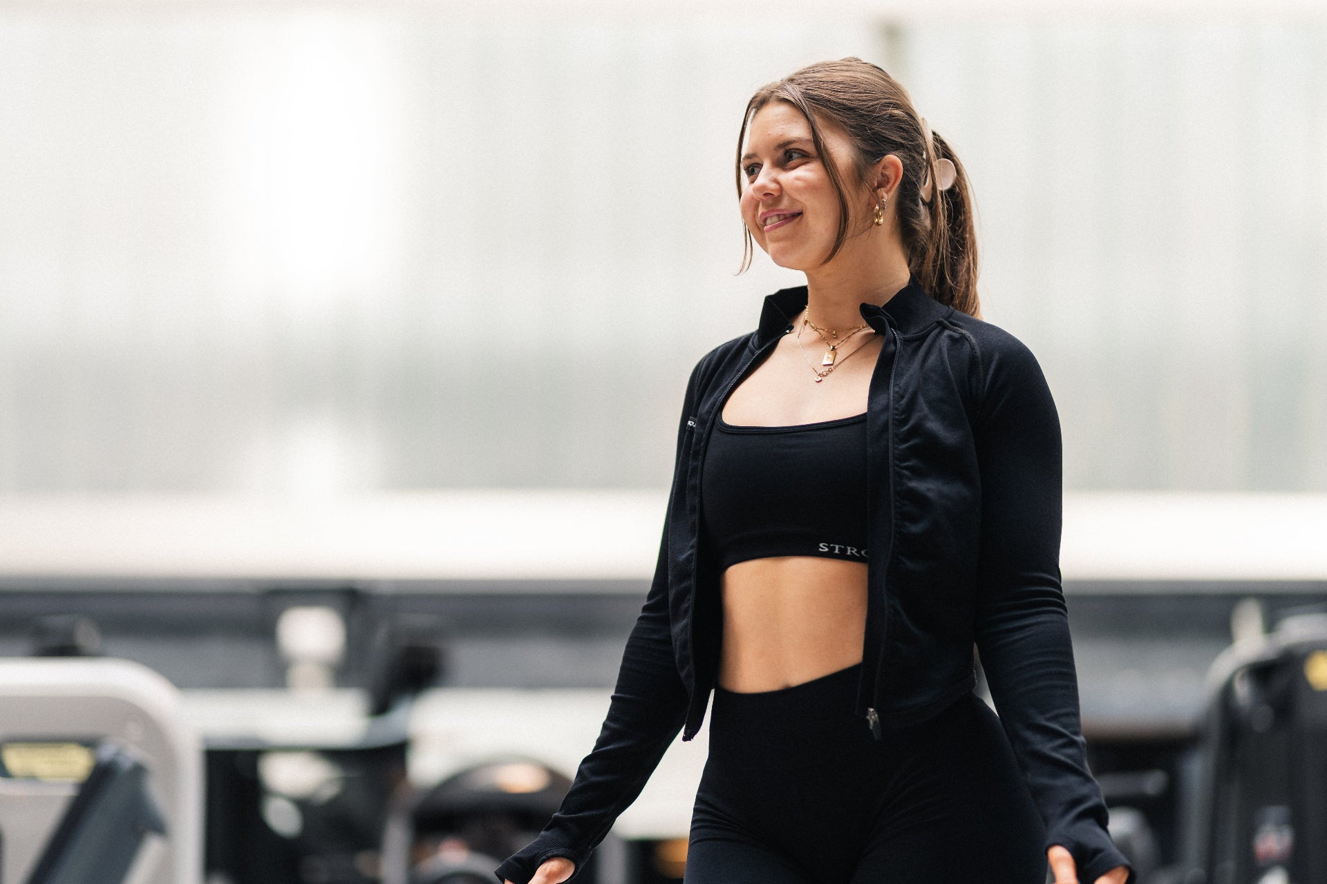 Ascend Zip Top – Feminin pasform og maksimal komfort
Ascend Zip Top er designet til dig, der ønsker et pumpcover med et mere feminint udtryk. Med sin tætsiddende pasform og elegante V-udskæring fremhæver den din timeglasfigur, samtidig med at materialet er gjort en smule tykkere for øget slidstyrke og holdbarhed.
Perfekt til alle former for træning
Figursyet design med flatterende V-snit
Slidstærkt og fleksibelt materiale
Alsidig til styrketræning, løb, pilates, reformer og meget mere
Ascend Zip Top kom