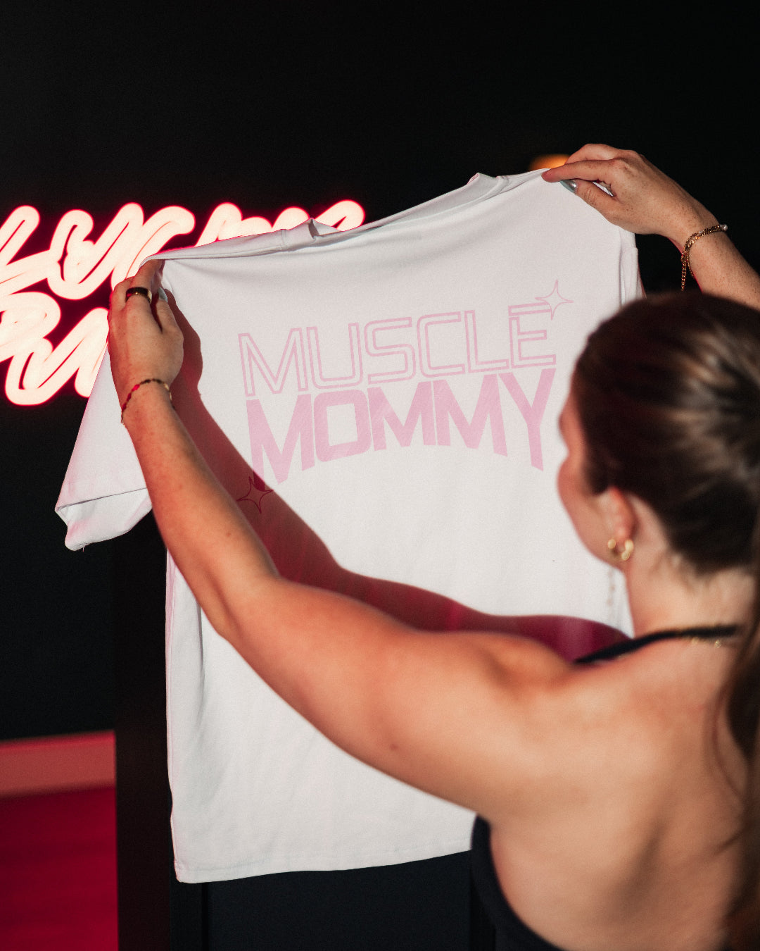 Vores klassiske pumpcover i samme bløde, lette kvalitet – nu også med et enkelt og stilrent Muscle Mommy print. Oversized pasform, unisex, og designet til både træning og hverdagsbrug.