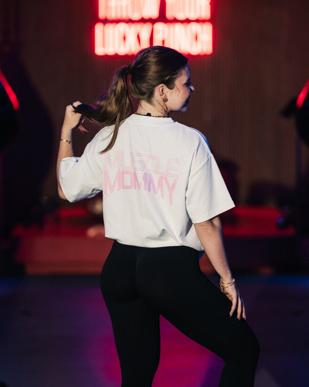 Vores klassiske pumpcover i samme bløde, lette kvalitet – nu også med et enkelt og stilrent Muscle Mommy print. Oversized pasform, unisex, og designet til både træning og hverdagsbrug.