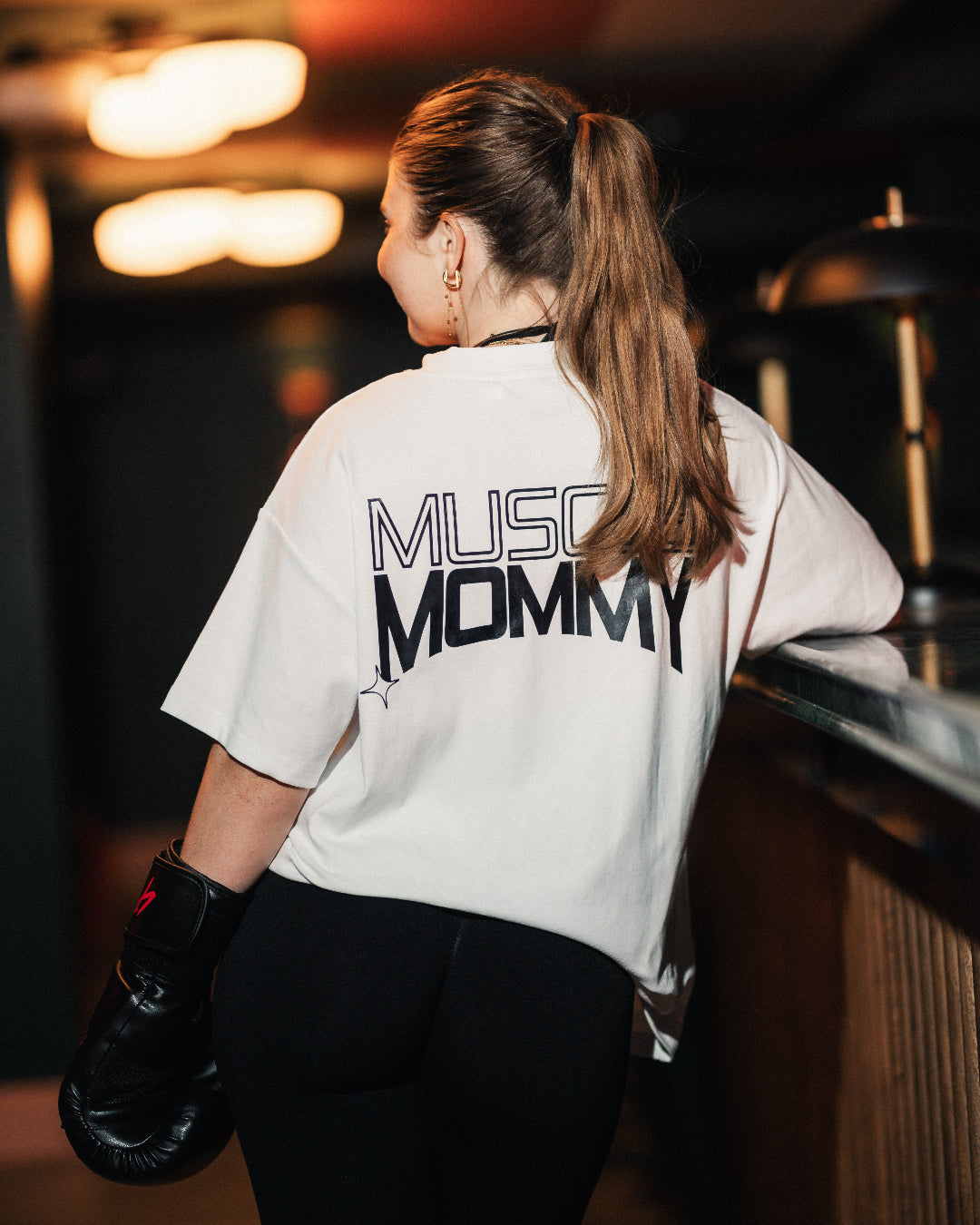 Vores klassiske pumpcover i samme bløde, lette kvalitet – nu også med et enkelt og stilrent Muscle Mommy print. Oversized pasform, unisex, og designet til både træning og hverdagsbrug.