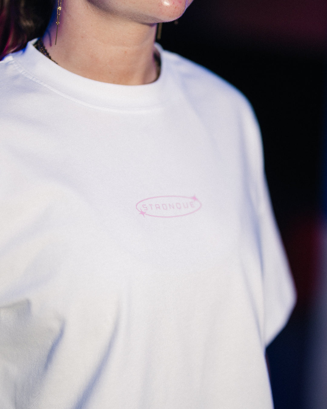 Vores klassiske pumpcover i samme bløde, lette kvalitet – nu også med et enkelt og stilrent Muscle Mommy print. Oversized pasform, unisex, og designet til både træning og hverdagsbrug.