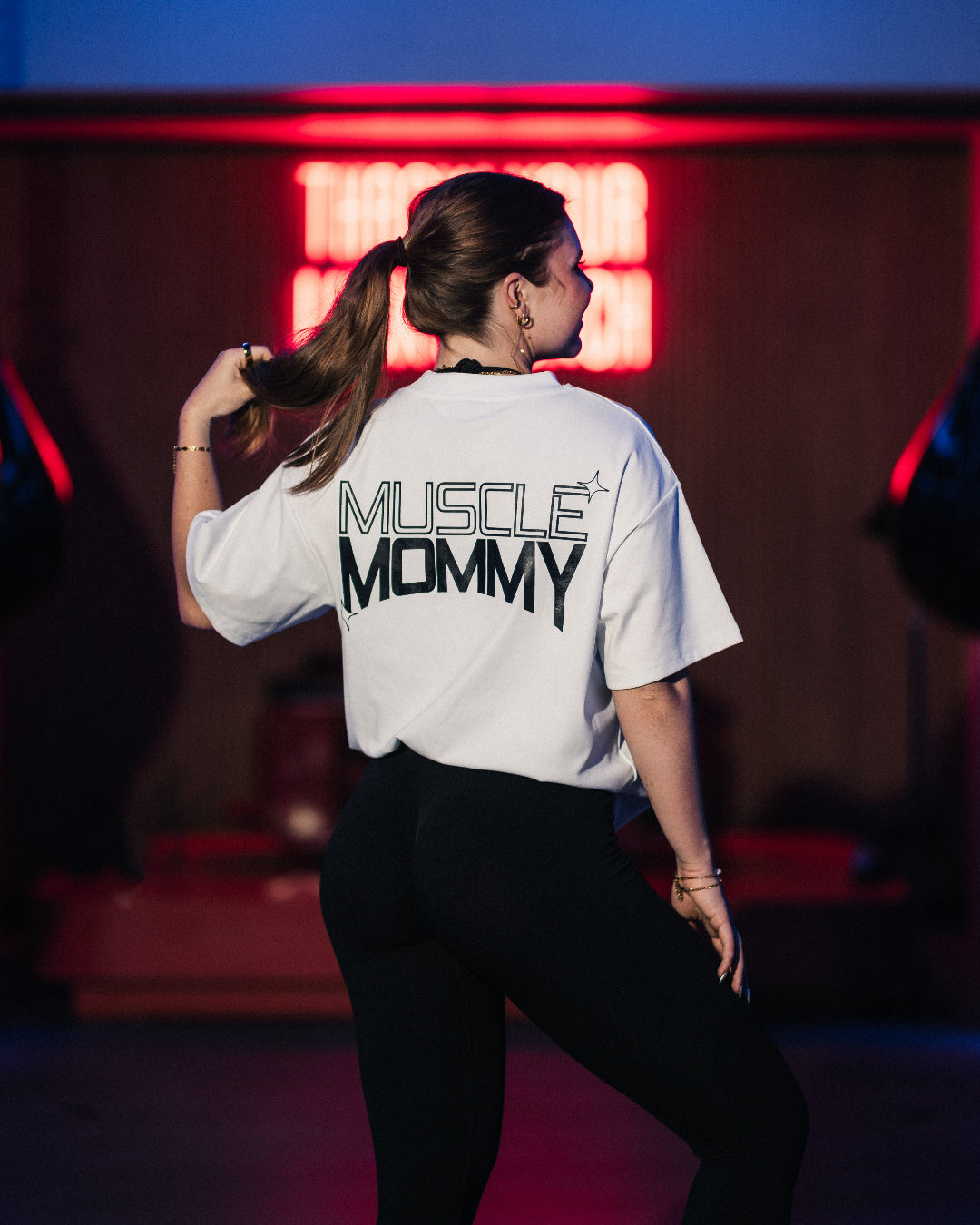 Vores klassiske pumpcover i samme bløde, lette kvalitet – nu også med et enkelt og stilrent Muscle Mommy print. Oversized pasform, unisex, og designet til både træning og hverdagsbrug.
