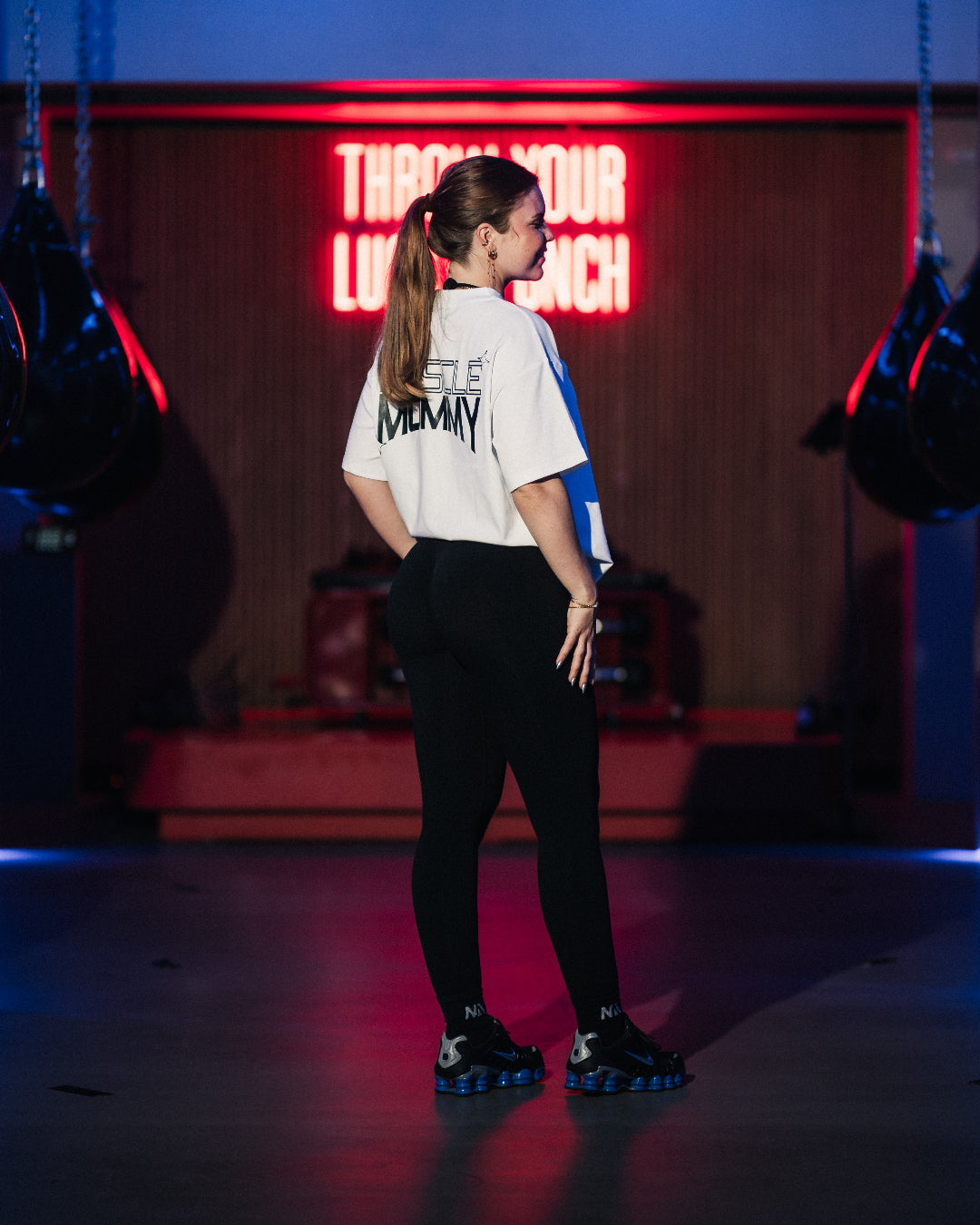 Vores klassiske pumpcover i samme bløde, lette kvalitet – nu også med et enkelt og stilrent Muscle Mommy print. Oversized pasform, unisex, og designet til både træning og hverdagsbrug.