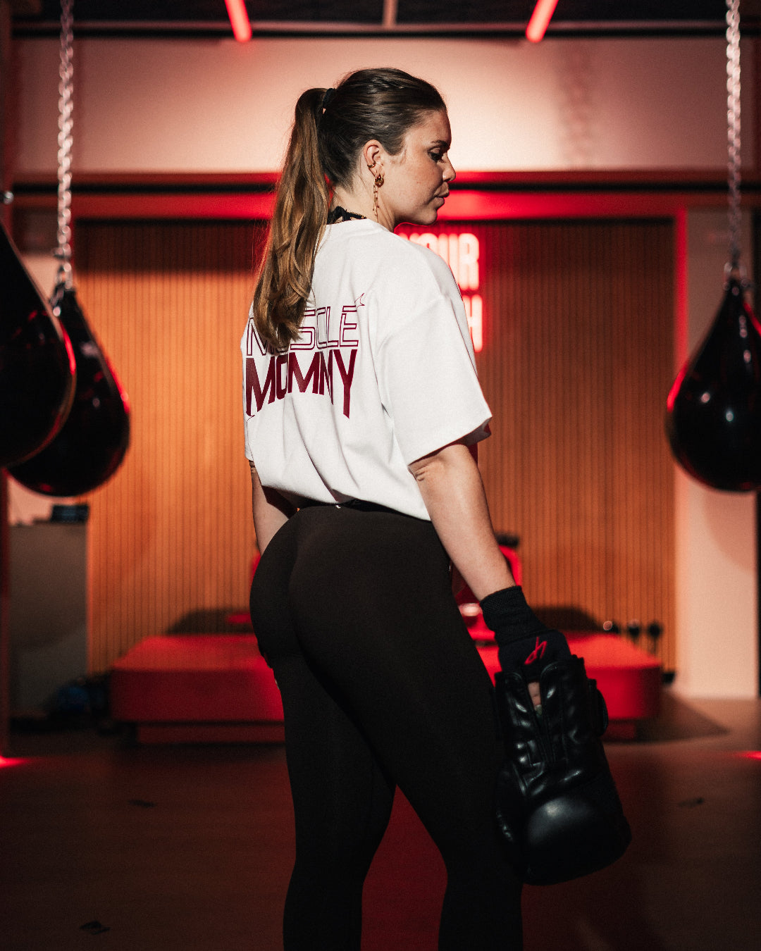 Vores klassiske pumpcover i samme bløde, lette kvalitet – nu også med et enkelt og stilrent Muscle Mommy print. Oversized pasform, unisex, og designet til både træning og hverdagsbrug.