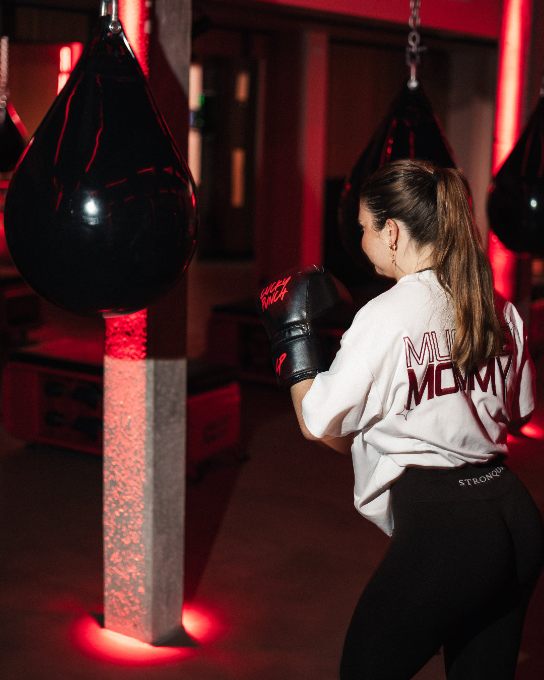 Vores klassiske pumpcover i samme bløde, lette kvalitet – nu også med et enkelt og stilrent Muscle Mommy print. Oversized pasform, unisex, og designet til både træning og hverdagsbrug.