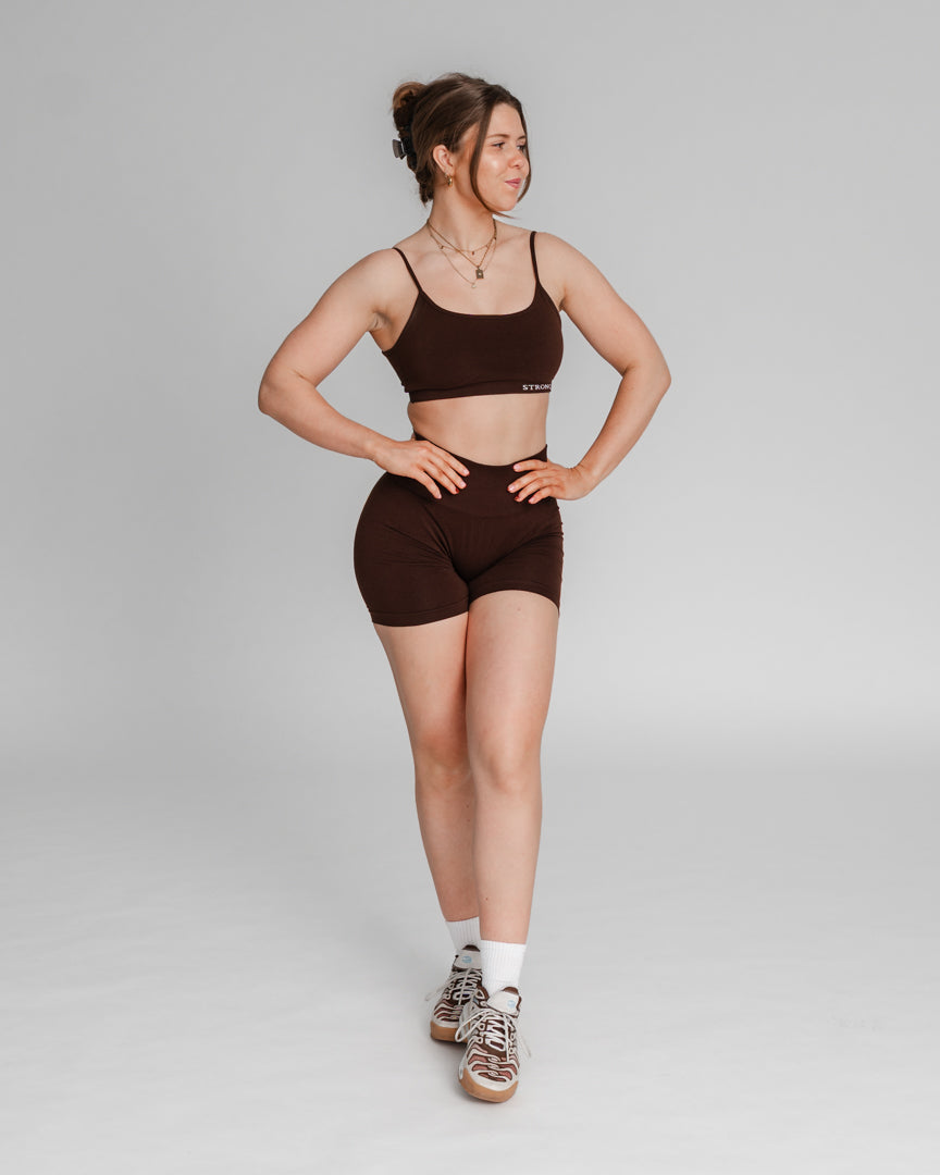 Ascend Shorts – Perfekt til sommertræning
Pludselig blev det sommer, og Ascend Tights føles for varme – derfor har vi udviklet Ascend Shorts! Uanset om du styrketræner, løber, dyrker Hyrox eller pilates, er disse træningsshorts det perfekte valg.
Komfort, fleksibilitet og perfekt pasform
Subtil scrunch-effekt fremhæver dine former.
Middelhøj talje giver let kompression og bevægelsesfrihed.
Fleksible ben, der ikke strammer om lårene.
Hold dig kølig og komfortabel, mens du træner – bliv en del af familien!