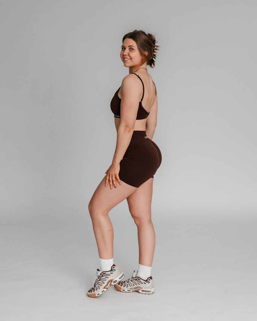 Ascend Shorts – Perfekt til sommertræning
Pludselig blev det sommer, og Ascend Tights føles for varme – derfor har vi udviklet Ascend Shorts! Uanset om du styrketræner, løber, dyrker Hyrox eller pilates, er disse træningsshorts det perfekte valg.
Komfort, fleksibilitet og perfekt pasform
Subtil scrunch-effekt fremhæver dine former.
Middelhøj talje giver let kompression og bevægelsesfrihed.
Fleksible ben, der ikke strammer om lårene.
Hold dig kølig og komfortabel, mens du træner – bliv en del af familien!