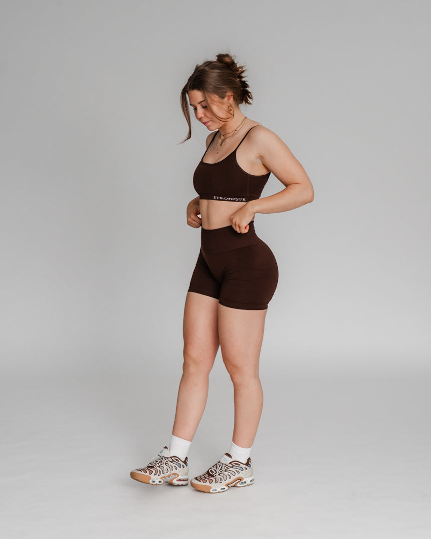 Ascend Shorts – Perfekt til sommertræning
Pludselig blev det sommer, og Ascend Tights føles for varme – derfor har vi udviklet Ascend Shorts! Uanset om du styrketræner, løber, dyrker Hyrox eller pilates, er disse træningsshorts det perfekte valg.
Komfort, fleksibilitet og perfekt pasform
Subtil scrunch-effekt fremhæver dine former.
Middelhøj talje giver let kompression og bevægelsesfrihed.
Fleksible ben, der ikke strammer om lårene.
Hold dig kølig og komfortabel, mens du træner – bliv en del af familien!