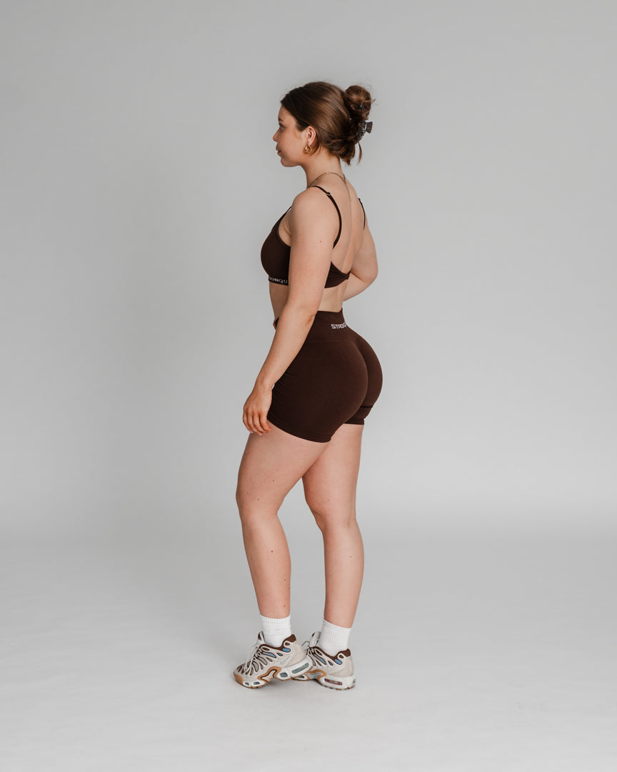 Ascend Shorts – Perfekt til sommertræning
Pludselig blev det sommer, og Ascend Tights føles for varme – derfor har vi udviklet Ascend Shorts! Uanset om du styrketræner, løber, dyrker Hyrox eller pilates, er disse træningsshorts det perfekte valg.
Komfort, fleksibilitet og perfekt pasform
Subtil scrunch-effekt fremhæver dine former.
Middelhøj talje giver let kompression og bevægelsesfrihed.
Fleksible ben, der ikke strammer om lårene.
Hold dig kølig og komfortabel, mens du træner – bliv en del af familien!