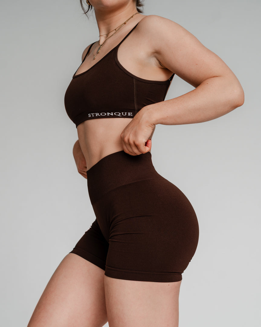 Ascend Shorts – Perfekt til sommertræning
Pludselig blev det sommer, og Ascend Tights føles for varme – derfor har vi udviklet Ascend Shorts! Uanset om du styrketræner, løber, dyrker Hyrox eller pilates, er disse træningsshorts det perfekte valg.
Komfort, fleksibilitet og perfekt pasform
Subtil scrunch-effekt fremhæver dine former.
Middelhøj talje giver let kompression og bevægelsesfrihed.
Fleksible ben, der ikke strammer om lårene.
Hold dig kølig og komfortabel, mens du træner – bliv en del af familien!
