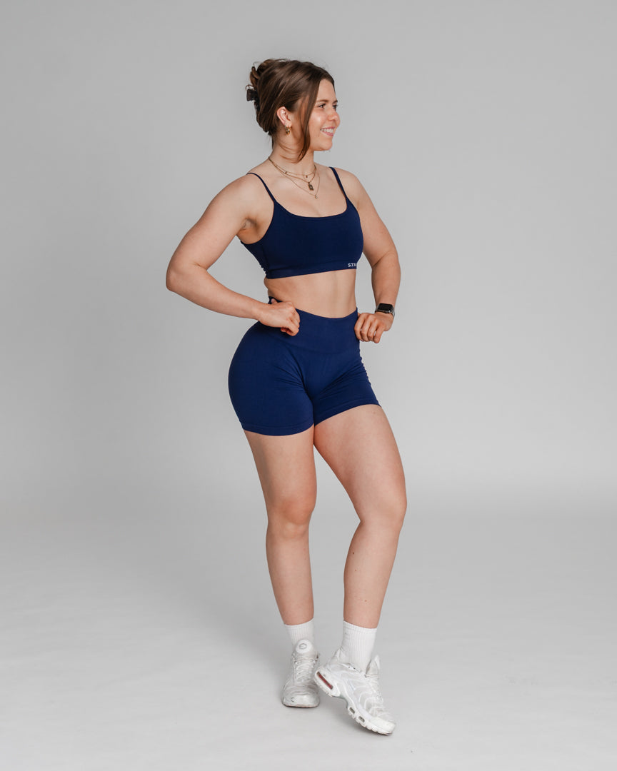Ascend Shorts – Perfekt til sommertræning
Pludselig blev det sommer, og Ascend Tights føles for varme – derfor har vi udviklet Ascend Shorts! Uanset om du styrketræner, løber, dyrker Hyrox eller pilates, er disse træningsshorts det perfekte valg.
Komfort, fleksibilitet og perfekt pasform
Subtil scrunch-effekt fremhæver dine former.
Middelhøj talje giver let kompression og bevægelsesfrihed.
Fleksible ben, der ikke strammer om lårene.
Hold dig kølig og komfortabel, mens du træner – bliv en del af familien!
