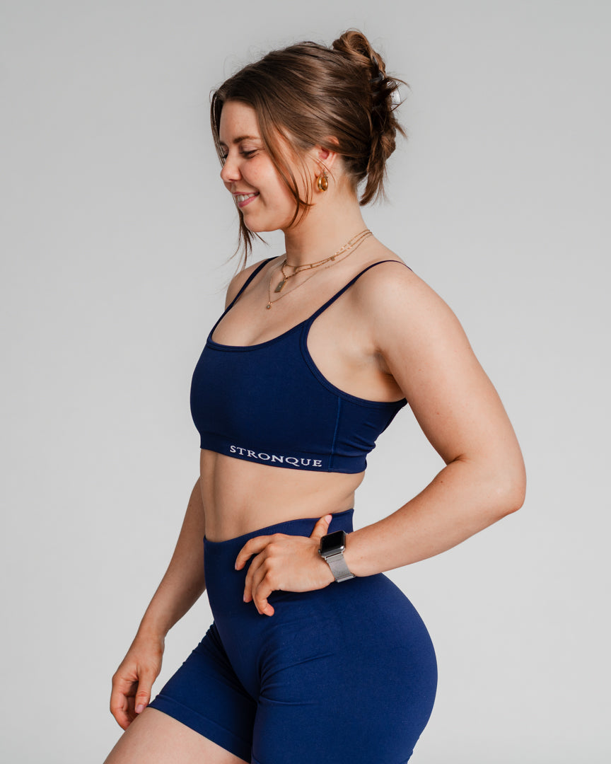 Ascend Shorts – Perfekt til sommertræning
Pludselig blev det sommer, og Ascend Tights føles for varme – derfor har vi udviklet Ascend Shorts! Uanset om du styrketræner, løber, dyrker Hyrox eller pilates, er disse træningsshorts det perfekte valg.
Komfort, fleksibilitet og perfekt pasform
Subtil scrunch-effekt fremhæver dine former.
Middelhøj talje giver let kompression og bevægelsesfrihed.
Fleksible ben, der ikke strammer om lårene.
Hold dig kølig og komfortabel, mens du træner – bliv en del af familien!