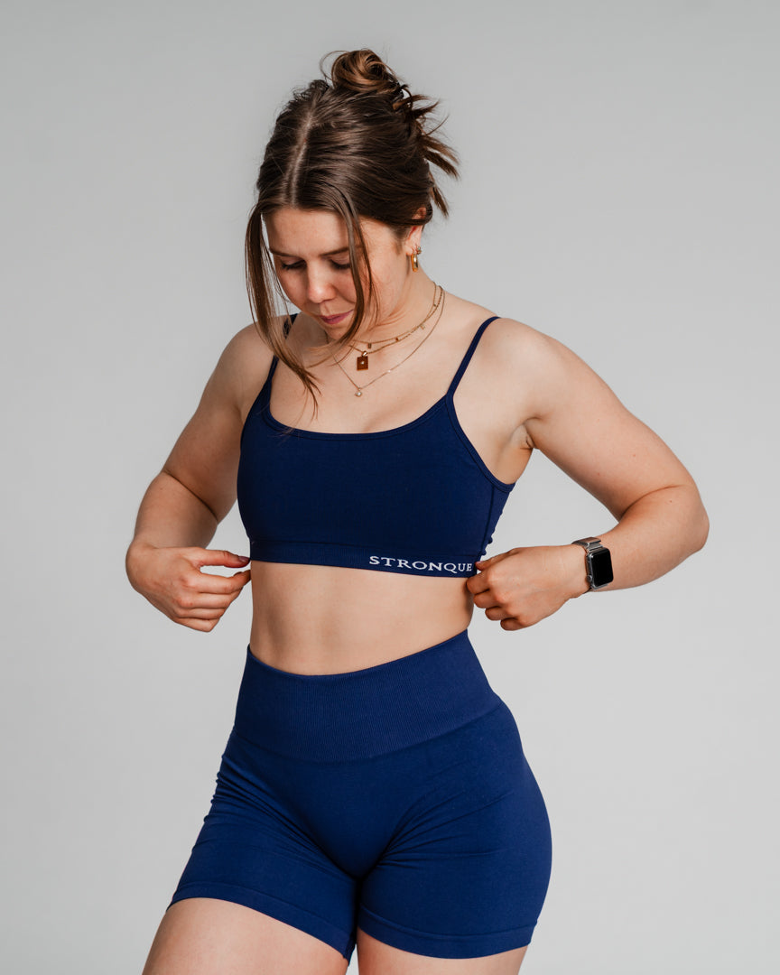 Ascend Shorts – Perfekt til sommertræning
Pludselig blev det sommer, og Ascend Tights føles for varme – derfor har vi udviklet Ascend Shorts! Uanset om du styrketræner, løber, dyrker Hyrox eller pilates, er disse træningsshorts det perfekte valg.
Komfort, fleksibilitet og perfekt pasform
Subtil scrunch-effekt fremhæver dine former.
Middelhøj talje giver let kompression og bevægelsesfrihed.
Fleksible ben, der ikke strammer om lårene.
Hold dig kølig og komfortabel, mens du træner – bliv en del af familien!