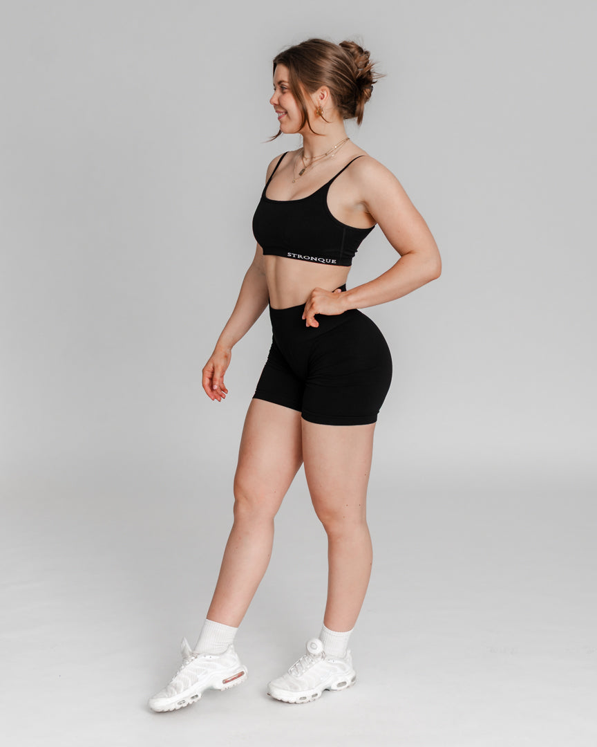 Ascend Shorts – Perfekt til sommertræning
Pludselig blev det sommer, og Ascend Tights føles for varme – derfor har vi udviklet Ascend Shorts! Uanset om du styrketræner, løber, dyrker Hyrox eller pilates, er disse træningsshorts det perfekte valg.
Komfort, fleksibilitet og perfekt pasform
Subtil scrunch-effekt fremhæver dine former.
Middelhøj talje giver let kompression og bevægelsesfrihed.
Fleksible ben, der ikke strammer om lårene.
Hold dig kølig og komfortabel, mens du træner – bliv en del af familien!