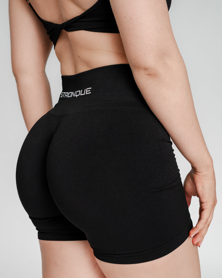 Ascend Shorts – Perfekt til sommertræning
Pludselig blev det sommer, og Ascend Tights føles for varme – derfor har vi udviklet Ascend Shorts! Uanset om du styrketræner, løber, dyrker Hyrox eller pilates, er disse træningsshorts det perfekte valg.
Komfort, fleksibilitet og perfekt pasform
Subtil scrunch-effekt fremhæver dine former.
Middelhøj talje giver let kompression og bevægelsesfrihed.
Fleksible ben, der ikke strammer om lårene.
Hold dig kølig og komfortabel, mens du træner – bliv en del af familien!