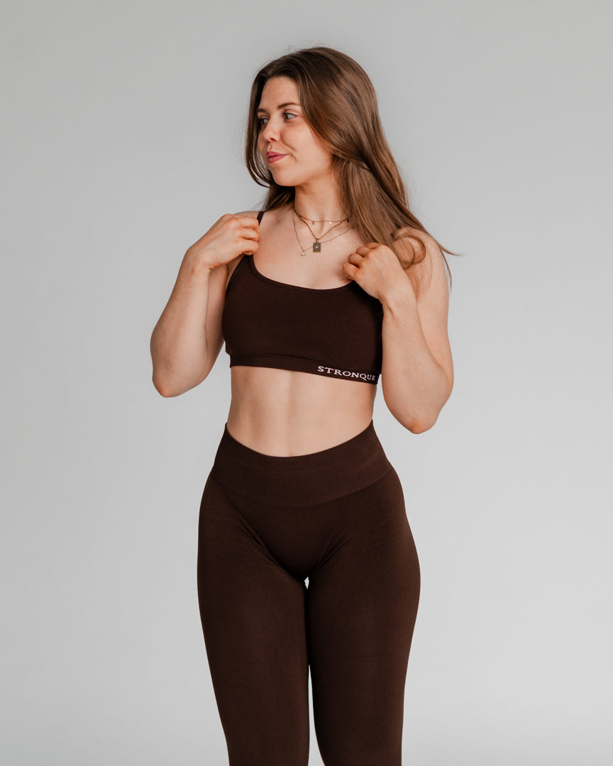 Ascend Sports-BH – Perfekt match til dine Ascend Tights
I ønskede et Ascend-sæt – og nu er det her! Ascend Sports-BH er designet med samme fokus på detaljer, komfort og stil som vores populære Ascend Tights.
Enkel, men med et twist
Subtilt twistet design fremhæver ryggen og giver et feminint touch.
Komfortabel og støttende pasform, perfekt til både styrketræning, løb og pilates.
Matcher perfekt med Ascend Tights for et komplet look.
Skab dit perfekte træningssæt – bliv en del af Ascend-fællesskabet i dag!