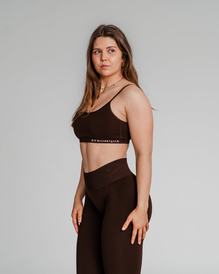 Ascend Sports-BH – Perfekt match til dine Ascend Tights
I ønskede et Ascend-sæt – og nu er det her! Ascend Sports-BH er designet med samme fokus på detaljer, komfort og stil som vores populære Ascend Tights.
Enkel, men med et twist
Subtilt twistet design fremhæver ryggen og giver et feminint touch.
Komfortabel og støttende pasform, perfekt til både styrketræning, løb og pilates.
Matcher perfekt med Ascend Tights for et komplet look.
Skab dit perfekte træningssæt – bliv en del af Ascend-fællesskabet i dag!