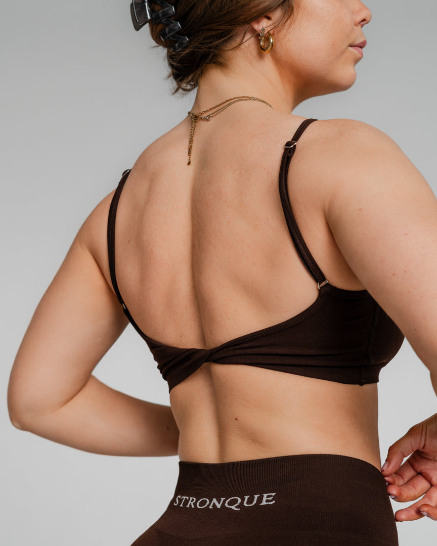 Ascend Sports-BH – Perfekt match til dine Ascend Tights
I ønskede et Ascend-sæt – og nu er det her! Ascend Sports-BH er designet med samme fokus på detaljer, komfort og stil som vores populære Ascend Tights.
Enkel, men med et twist
Subtilt twistet design fremhæver ryggen og giver et feminint touch.
Komfortabel og støttende pasform, perfekt til både styrketræning, løb og pilates.
Matcher perfekt med Ascend Tights for et komplet look.
Skab dit perfekte træningssæt – bliv en del af Ascend-fællesskabet i dag!
