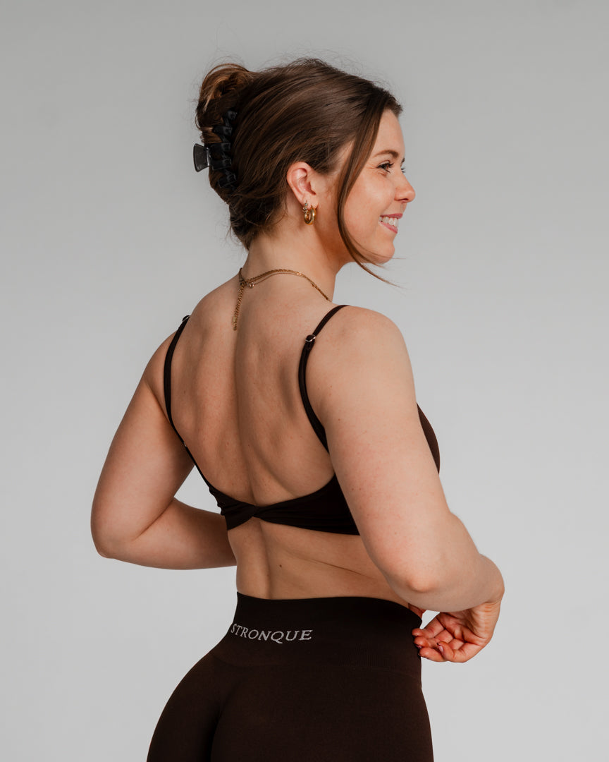 Ascend Sports-BH – Perfekt match til dine Ascend Tights
I ønskede et Ascend-sæt – og nu er det her! Ascend Sports-BH er designet med samme fokus på detaljer, komfort og stil som vores populære Ascend Tights.
Enkel, men med et twist
Subtilt twistet design fremhæver ryggen og giver et feminint touch.
Komfortabel og støttende pasform, perfekt til både styrketræning, løb og pilates.
Matcher perfekt med Ascend Tights for et komplet look.
Skab dit perfekte træningssæt – bliv en del af Ascend-fællesskabet i dag!