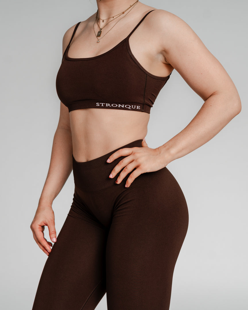 Ascend Sports-BH – Perfekt match til dine Ascend Tights
I ønskede et Ascend-sæt – og nu er det her! Ascend Sports-BH er designet med samme fokus på detaljer, komfort og stil som vores populære Ascend Tights.
Enkel, men med et twist
Subtilt twistet design fremhæver ryggen og giver et feminint touch.
Komfortabel og støttende pasform, perfekt til både styrketræning, løb og pilates.
Matcher perfekt med Ascend Tights for et komplet look.
Skab dit perfekte træningssæt – bliv en del af Ascend-fællesskabet i dag!
