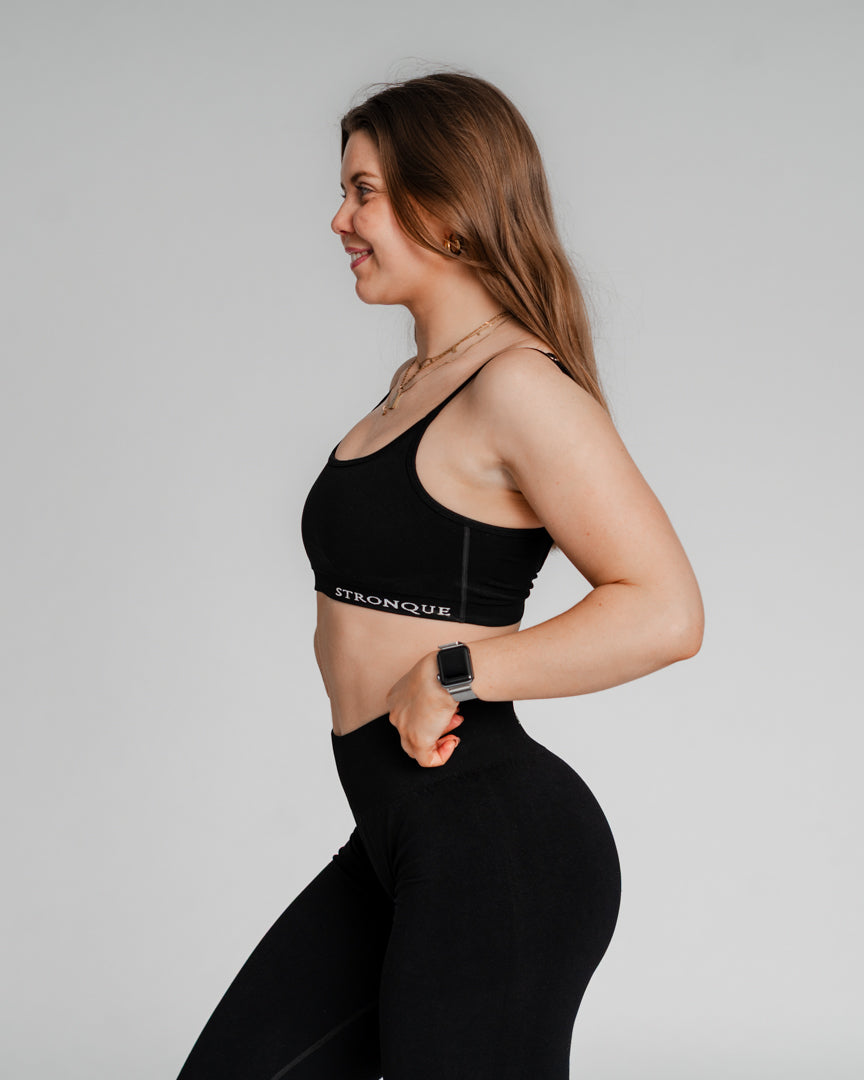 Ascend Sports-BH – Perfekt match til dine Ascend Tights
I ønskede et Ascend-sæt – og nu er det her! Ascend Sports-BH er designet med samme fokus på detaljer, komfort og stil som vores populære Ascend Tights.
Enkel, men med et twist
Subtilt twistet design fremhæver ryggen og giver et feminint touch.
Komfortabel og støttende pasform, perfekt til både styrketræning, løb og pilates.
Matcher perfekt med Ascend Tights for et komplet look.
Skab dit perfekte træningssæt – bliv en del af Ascend-fællesskabet i dag!