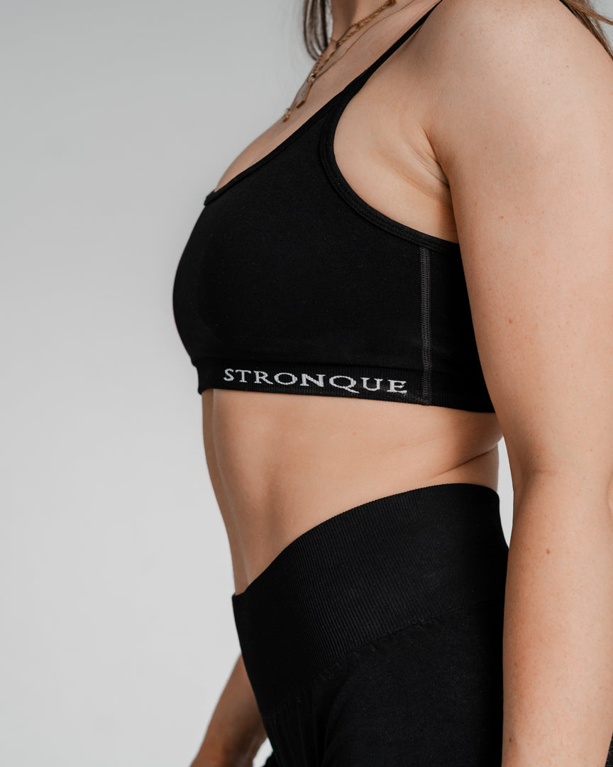 Ascend Sports-BH – Perfekt match til dine Ascend Tights
I ønskede et Ascend-sæt – og nu er det her! Ascend Sports-BH er designet med samme fokus på detaljer, komfort og stil som vores populære Ascend Tights.
Enkel, men med et twist
Subtilt twistet design fremhæver ryggen og giver et feminint touch.
Komfortabel og støttende pasform, perfekt til både styrketræning, løb og pilates.
Matcher perfekt med Ascend Tights for et komplet look.
Skab dit perfekte træningssæt – bliv en del af Ascend-fællesskabet i dag!