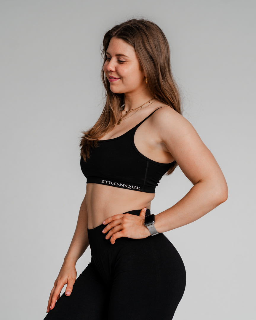 Ascend Sports-BH – Perfekt match til dine Ascend Tights
I ønskede et Ascend-sæt – og nu er det her! Ascend Sports-BH er designet med samme fokus på detaljer, komfort og stil som vores populære Ascend Tights.
Enkel, men med et twist
Subtilt twistet design fremhæver ryggen og giver et feminint touch.
Komfortabel og støttende pasform, perfekt til både styrketræning, løb og pilates.
Matcher perfekt med Ascend Tights for et komplet look.
Skab dit perfekte træningssæt – bliv en del af Ascend-fællesskabet i dag!