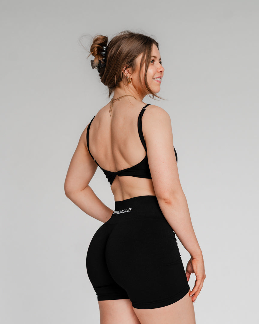 Ascend Sports-BH – Perfekt match til dine Ascend Tights
I ønskede et Ascend-sæt – og nu er det her! Ascend Sports-BH er designet med samme fokus på detaljer, komfort og stil som vores populære Ascend Tights.
Enkel, men med et twist
Subtilt twistet design fremhæver ryggen og giver et feminint touch.
Komfortabel og støttende pasform, perfekt til både styrketræning, løb og pilates.
Matcher perfekt med Ascend Tights for et komplet look.
Skab dit perfekte træningssæt – bliv en del af Ascend-fællesskabet i dag!