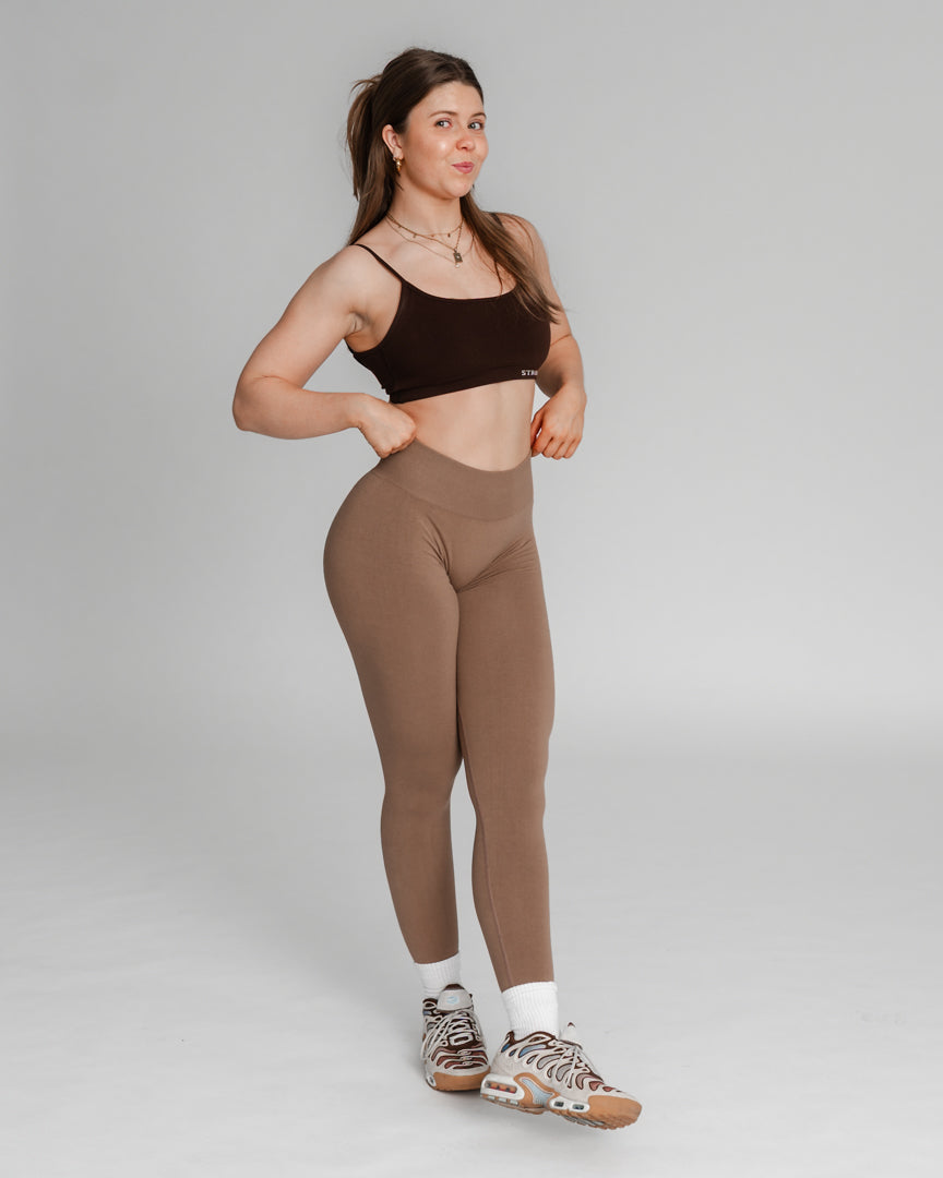 Ascend Tights – Perfekt pasform til træning og hverdag
Ascend Tights blev lanceret i 2023 og er hurtigt blevet en favorit blandt danskere, der elsker aktiv livsstil. Uanset om du styrketræner, løber, dyrker Hyrox eller pilates, er disse træningstights designet til at følge dine bevægelser.
Komfort, funktionalitet og flatterende pasform
Usynlig scrunch-effekt løfter og fremhæver dine former.
Middelhøj talje giver let kompression og maksimal bevægelsesfrihed.
Åndbart og fleksibelt stof sikrer en tætsiddende.