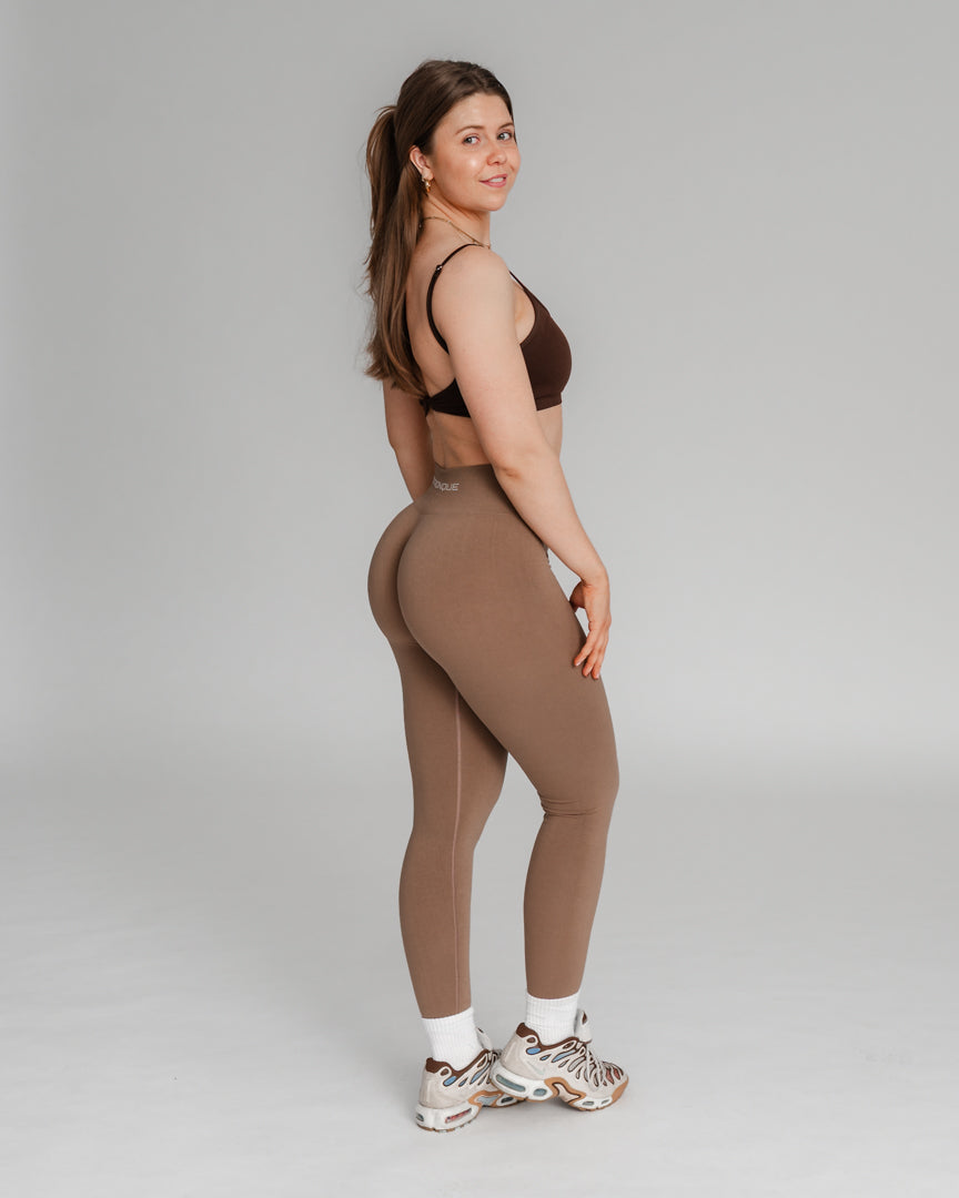 Ascend Tights – Perfekt pasform til træning og hverdag
Ascend Tights blev lanceret i 2023 og er hurtigt blevet en favorit blandt danskere, der elsker aktiv livsstil. Uanset om du styrketræner, løber, dyrker Hyrox eller pilates, er disse træningstights designet til at følge dine bevægelser.
Komfort, funktionalitet og flatterende pasform
Usynlig scrunch-effekt løfter og fremhæver dine former.
Middelhøj talje giver let kompression og maksimal bevægelsesfrihed.
Åndbart og fleksibelt stof sikrer en tætsiddende.