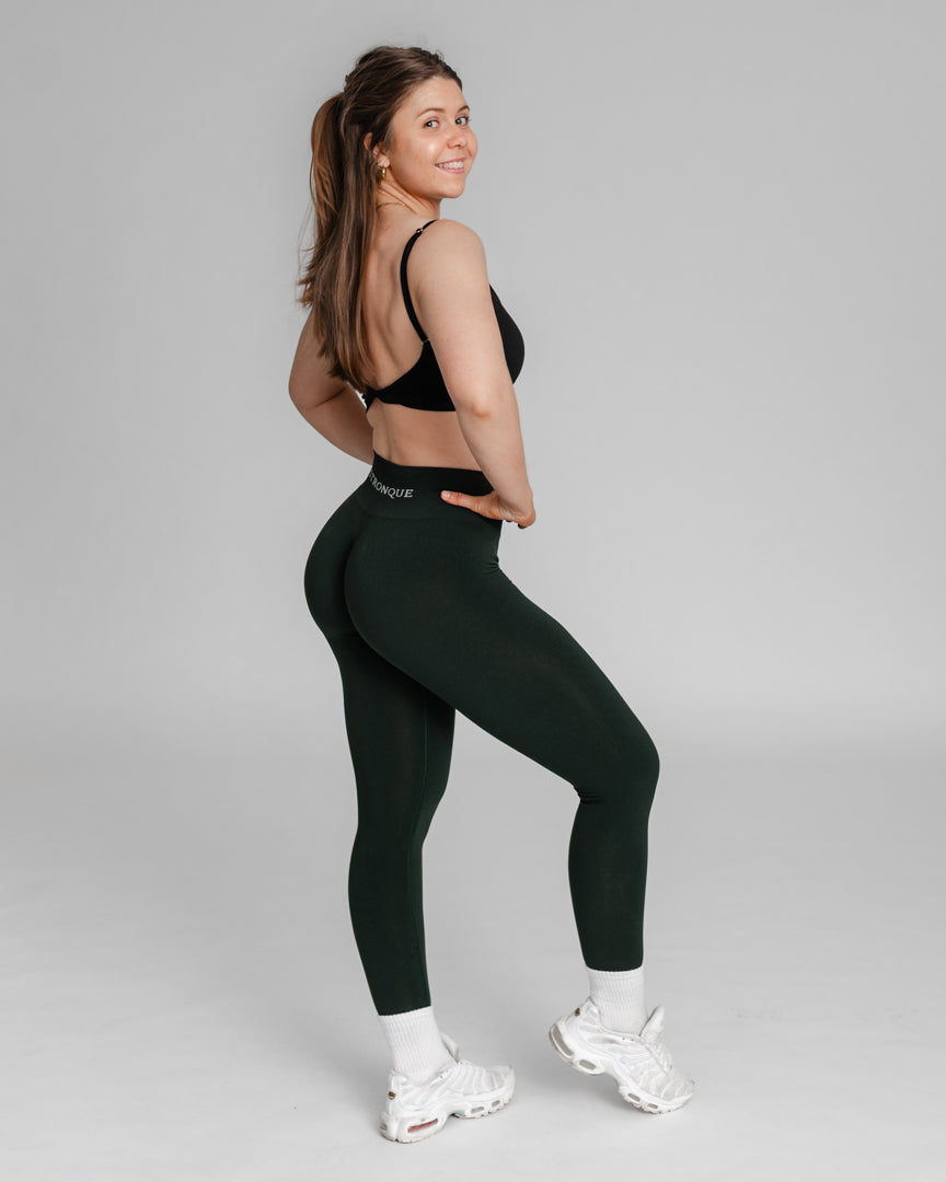 Ascend Tights – Perfekt pasform til træning og hverdag
Ascend Tights blev lanceret i 2023 og er hurtigt blevet en favorit blandt danskere, der elsker aktiv livsstil. Uanset om du styrketræner, løber, dyrker Hyrox eller pilates, er disse træningstights designet til at følge dine bevægelser.
Komfort, funktionalitet og flatterende pasform
Usynlig scrunch-effekt løfter og fremhæver dine former.
Middelhøj talje giver let kompression og maksimal bevægelsesfrihed.
Åndbart og fleksibelt stof sikrer en tætsiddende.