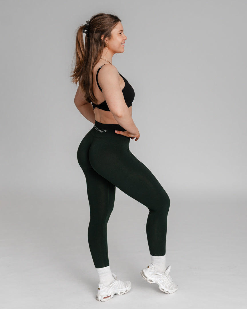 Ascend Tights – Perfekt pasform til træning og hverdag
Ascend Tights blev lanceret i 2023 og er hurtigt blevet en favorit blandt danskere, der elsker aktiv livsstil. Uanset om du styrketræner, løber, dyrker Hyrox eller pilates, er disse træningstights designet til at følge dine bevægelser.
Komfort, funktionalitet og flatterende pasform
Usynlig scrunch-effekt løfter og fremhæver dine former.
Middelhøj talje giver let kompression og maksimal bevægelsesfrihed.
Åndbart og fleksibelt stof sikrer en tætsiddende.