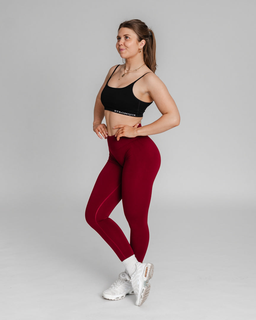 Ascend Tights – Perfekt pasform til træning og hverdag
Ascend Tights blev lanceret i 2023 og er hurtigt blevet en favorit blandt danskere, der elsker aktiv livsstil. Uanset om du styrketræner, løber, dyrker Hyrox eller pilates, er disse træningstights designet til at følge dine bevægelser.
Komfort, funktionalitet og flatterende pasform
Usynlig scrunch-effekt løfter og fremhæver dine former.
Middelhøj talje giver let kompression og maksimal bevægelsesfrihed.
Åndbart og fleksibelt stof sikrer en tætsiddende.