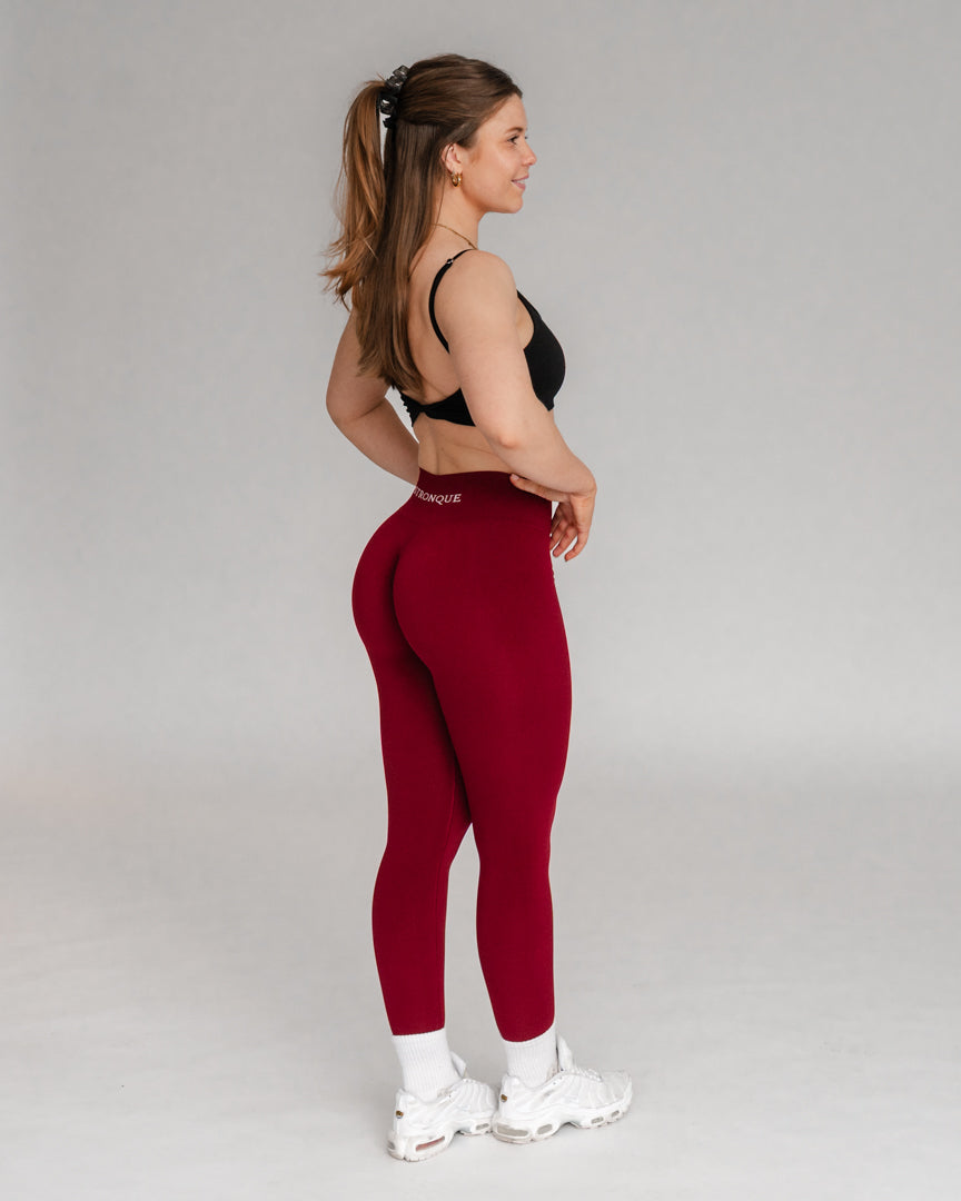 Ascend Tights – Perfekt pasform til træning og hverdag
Ascend Tights blev lanceret i 2023 og er hurtigt blevet en favorit blandt danskere, der elsker aktiv livsstil. Uanset om du styrketræner, løber, dyrker Hyrox eller pilates, er disse træningstights designet til at følge dine bevægelser.
Komfort, funktionalitet og flatterende pasform
Usynlig scrunch-effekt løfter og fremhæver dine former.
Middelhøj talje giver let kompression og maksimal bevægelsesfrihed.
Åndbart og fleksibelt stof sikrer en tætsiddende.