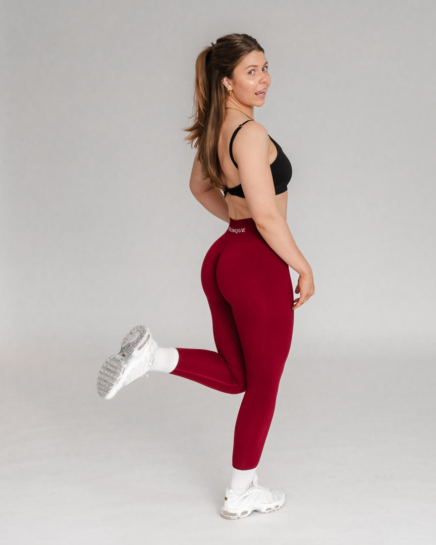 Ascend Tights – Perfekt pasform til træning og hverdag
Ascend Tights blev lanceret i 2023 og er hurtigt blevet en favorit blandt danskere, der elsker aktiv livsstil. Uanset om du styrketræner, løber, dyrker Hyrox eller pilates, er disse træningstights designet til at følge dine bevægelser.
Komfort, funktionalitet og flatterende pasform
Usynlig scrunch-effekt løfter og fremhæver dine former.
Middelhøj talje giver let kompression og maksimal bevægelsesfrihed.
Åndbart og fleksibelt stof sikrer en tætsiddende.