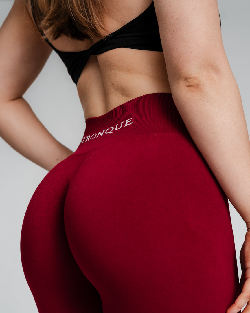 Ascend Tights – Perfekt pasform til træning og hverdag
Ascend Tights blev lanceret i 2023 og er hurtigt blevet en favorit blandt danskere, der elsker aktiv livsstil. Uanset om du styrketræner, løber, dyrker Hyrox eller pilates, er disse træningstights designet til at følge dine bevægelser.
Komfort, funktionalitet og flatterende pasform
Usynlig scrunch-effekt løfter og fremhæver dine former.
Middelhøj talje giver let kompression og maksimal bevægelsesfrihed.
Åndbart og fleksibelt stof sikrer en tætsiddende.