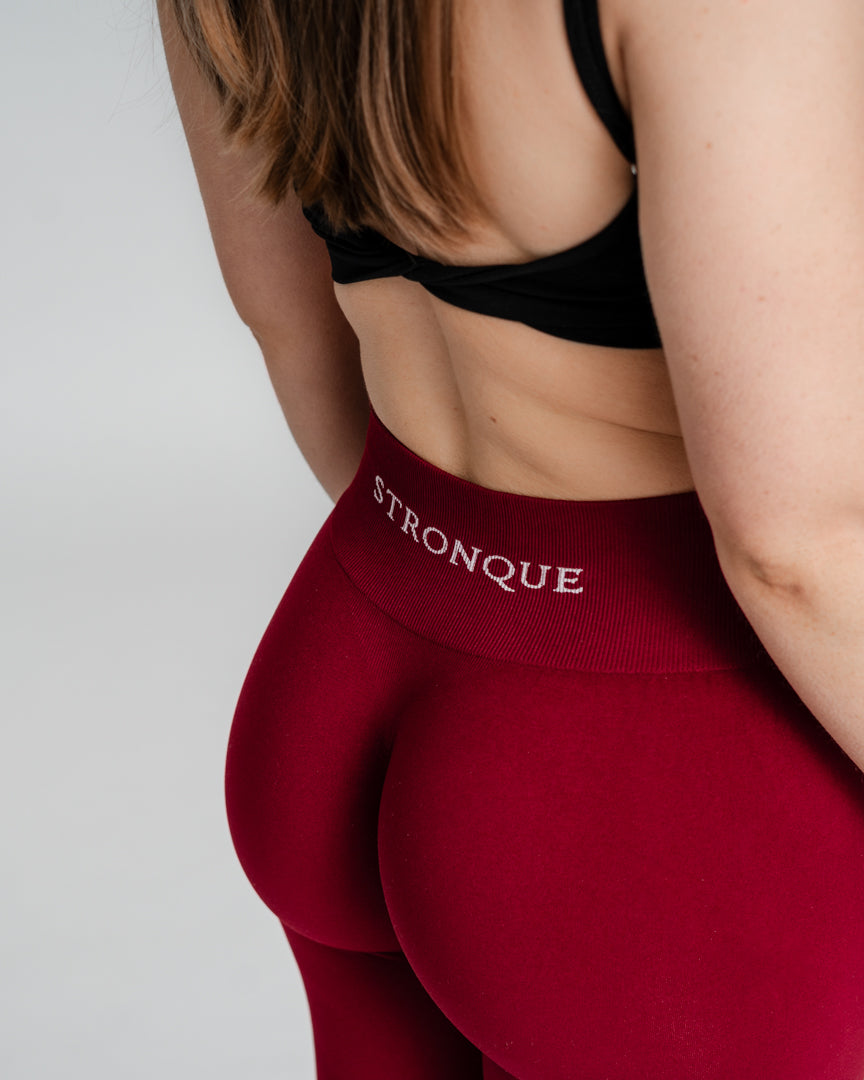 Ascend Tights – Perfekt pasform til træning og hverdag
Ascend Tights blev lanceret i 2023 og er hurtigt blevet en favorit blandt danskere, der elsker aktiv livsstil. Uanset om du styrketræner, løber, dyrker Hyrox eller pilates, er disse træningstights designet til at følge dine bevægelser.
Komfort, funktionalitet og flatterende pasform
Usynlig scrunch-effekt løfter og fremhæver dine former.
Middelhøj talje giver let kompression og maksimal bevægelsesfrihed.
Åndbart og fleksibelt stof sikrer en tætsiddende.