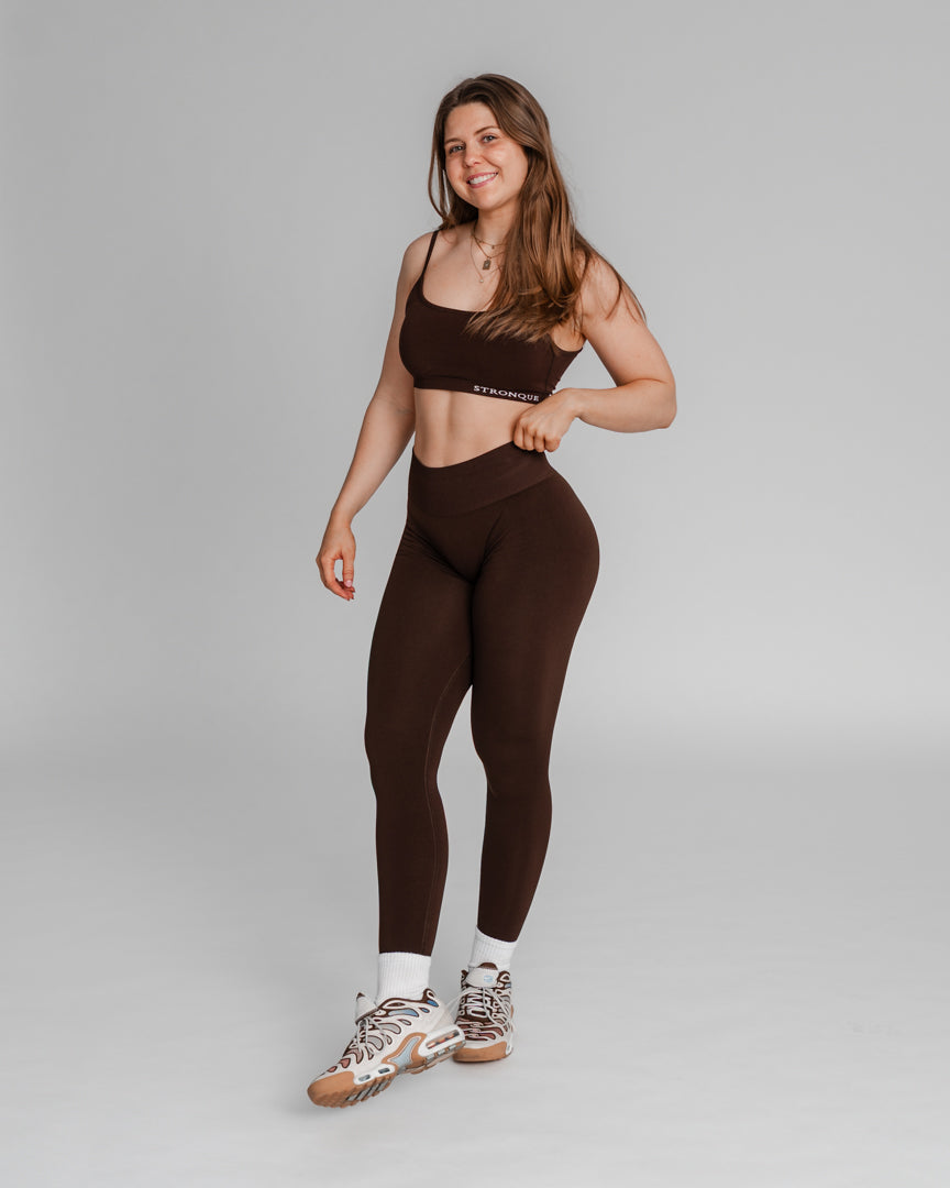 Ascend Tights – Perfekt pasform til træning og hverdag
Ascend Tights blev lanceret i 2023 og er hurtigt blevet en favorit blandt danskere, der elsker aktiv livsstil. Uanset om du styrketræner, løber, dyrker Hyrox eller pilates, er disse træningstights designet til at følge dine bevægelser.
Komfort, funktionalitet og flatterende pasform
Usynlig scrunch-effekt løfter og fremhæver dine former.
Middelhøj talje giver let kompression og maksimal bevægelsesfrihed.
Åndbart og fleksibelt stof sikrer en tætsiddende.