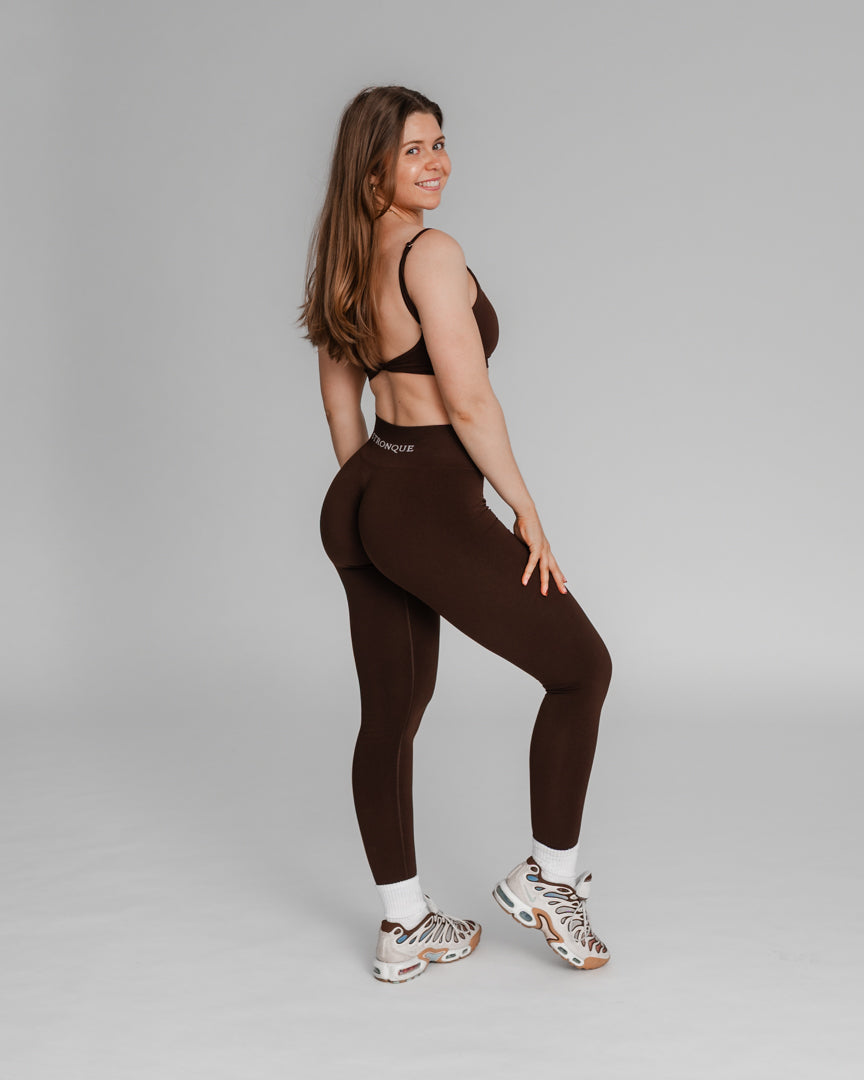 Ascend Tights – Perfekt pasform til træning og hverdag
Ascend Tights blev lanceret i 2023 og er hurtigt blevet en favorit blandt danskere, der elsker aktiv livsstil. Uanset om du styrketræner, løber, dyrker Hyrox eller pilates, er disse træningstights designet til at følge dine bevægelser.
Komfort, funktionalitet og flatterende pasform
Usynlig scrunch-effekt løfter og fremhæver dine former.
Middelhøj talje giver let kompression og maksimal bevægelsesfrihed.
Åndbart og fleksibelt stof sikrer en tætsiddende.