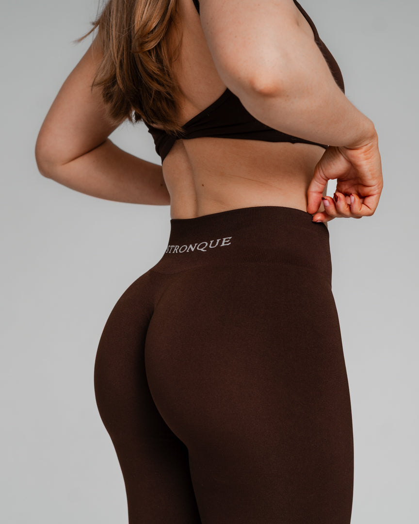 Ascend Tights – Perfekt pasform til træning og hverdag
Ascend Tights blev lanceret i 2023 og er hurtigt blevet en favorit blandt danskere, der elsker aktiv livsstil. Uanset om du styrketræner, løber, dyrker Hyrox eller pilates, er disse træningstights designet til at følge dine bevægelser.
Komfort, funktionalitet og flatterende pasform
Usynlig scrunch-effekt løfter og fremhæver dine former.
Middelhøj talje giver let kompression og maksimal bevægelsesfrihed.
Åndbart og fleksibelt stof sikrer en tætsiddende.