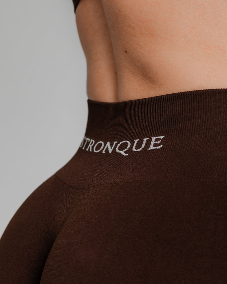Ascend Tights – Perfekt pasform til træning og hverdag
Ascend Tights blev lanceret i 2023 og er hurtigt blevet en favorit blandt danskere, der elsker aktiv livsstil. Uanset om du styrketræner, løber, dyrker Hyrox eller pilates, er disse træningstights designet til at følge dine bevægelser.
Komfort, funktionalitet og flatterende pasform
Usynlig scrunch-effekt løfter og fremhæver dine former.
Middelhøj talje giver let kompression og maksimal bevægelsesfrihed.
Åndbart og fleksibelt stof sikrer en tætsiddende.