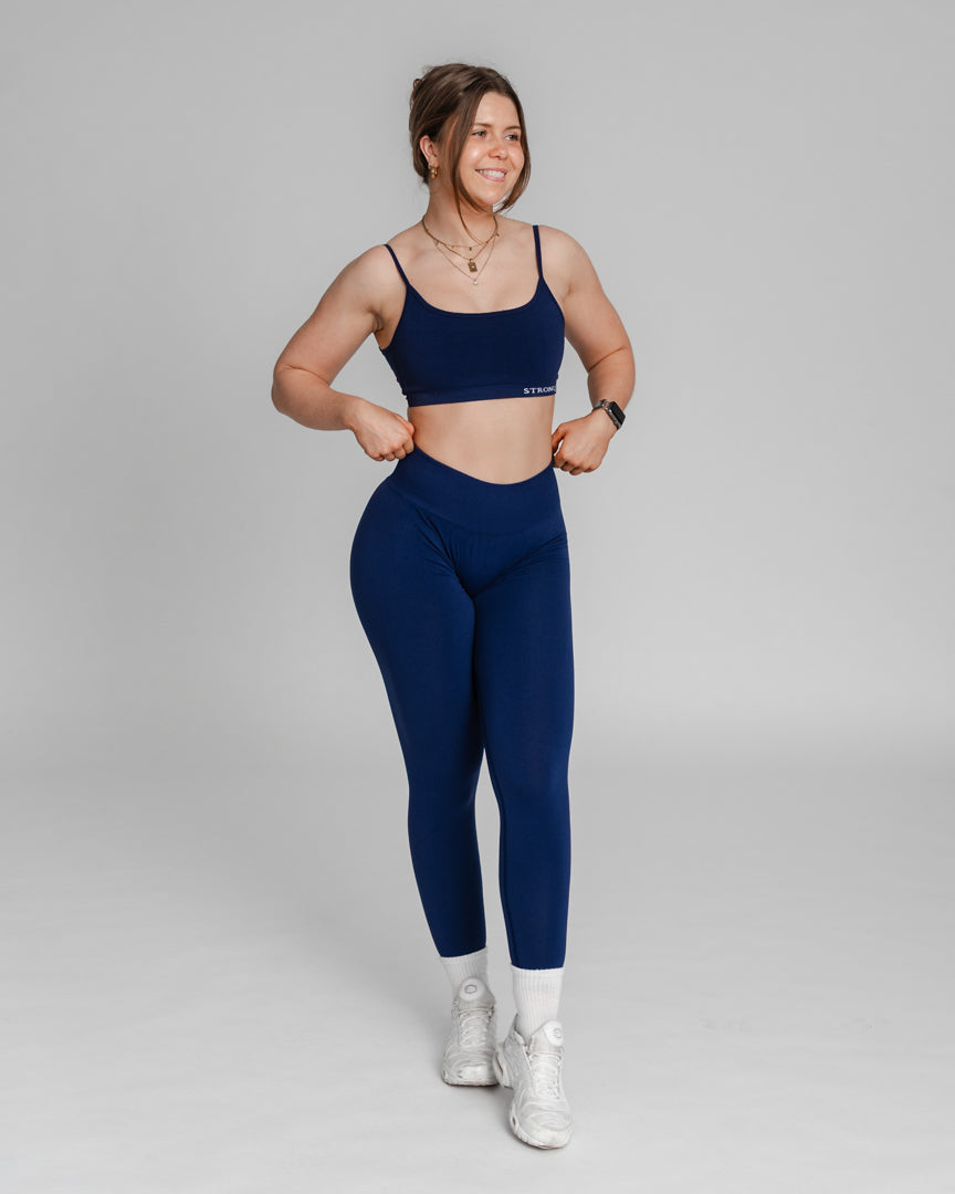 Ascend Tights – Perfekt pasform til træning og hverdag
Ascend Tights blev lanceret i 2023 og er hurtigt blevet en favorit blandt danskere, der elsker aktiv livsstil. Uanset om du styrketræner, løber, dyrker Hyrox eller pilates, er disse træningstights designet til at følge dine bevægelser.
Komfort, funktionalitet og flatterende pasform
Usynlig scrunch-effekt løfter og fremhæver dine former.
Middelhøj talje giver let kompression og maksimal bevægelsesfrihed.
Åndbart og fleksibelt stof sikrer en tætsiddende.