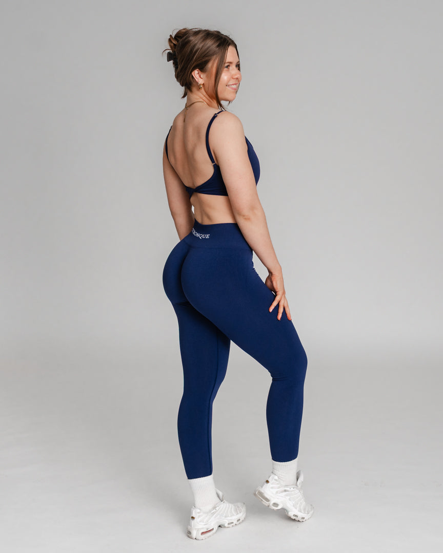 Ascend Tights – Perfekt pasform til træning og hverdag
Ascend Tights blev lanceret i 2023 og er hurtigt blevet en favorit blandt danskere, der elsker aktiv livsstil. Uanset om du styrketræner, løber, dyrker Hyrox eller pilates, er disse træningstights designet til at følge dine bevægelser.
Komfort, funktionalitet og flatterende pasform
Usynlig scrunch-effekt løfter og fremhæver dine former.
Middelhøj talje giver let kompression og maksimal bevægelsesfrihed.
Åndbart og fleksibelt stof sikrer en tætsiddende.